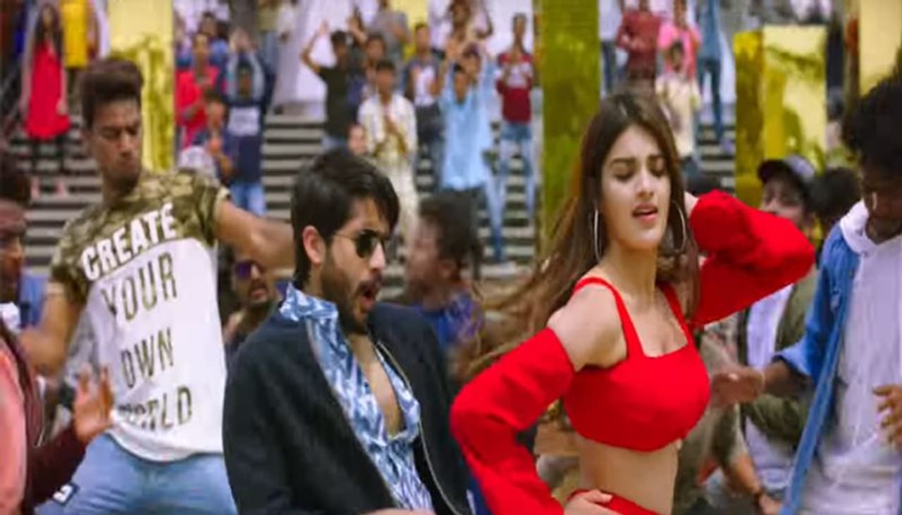 సవ్యసాచి: నాగ చైతన్య, నిధి అగర్వాల్ జంటగా నటించిన సవ్యసాచి చిత్రంలో 'నిన్ను రోడ్డు మీద చూసినది లగాయితు' సాంగ్ ని రీమిక్స్ చేశారు. ఈ పాట నాగార్జున అల్లరి అల్లుడు చిత్రంలోనిది. ఈ సాంగ్ అప్పట్లో యువతని ఒక ఊపు ఊపింది. ఒరిజినల్ వర్షన్ లోని జోష్ రీమిక్స్ లో కనిపించలేదు. చైతు, నిధి అగర్వాల్ మాత్రం స్టెప్పులతో ఆకట్టుకున్నారు. సవ్యసాచి: నాగ చైతన్య, నిధి అగర్వాల్ జంటగా నటించిన సవ్యసాచి చిత్రంలో 'నిన్ను రోడ్డు మీద చూసినది లగాయితు' సాంగ్ ని రీమిక్స్ చేశారు. ఈ పాట నాగార్జున అల్లరి అల్లుడు చిత్రంలోనిది. ఈ సాంగ్ అప్పట్లో యువతని ఒక ఊపు ఊపింది. ఒరిజినల్ వర్షన్ లోని జోష్ రీమిక్స్ లో కనిపించలేదు. చైతు, నిధి అగర్వాల్ మాత్రం స్టెప్పులతో ఆకట్టుకున్నారు.