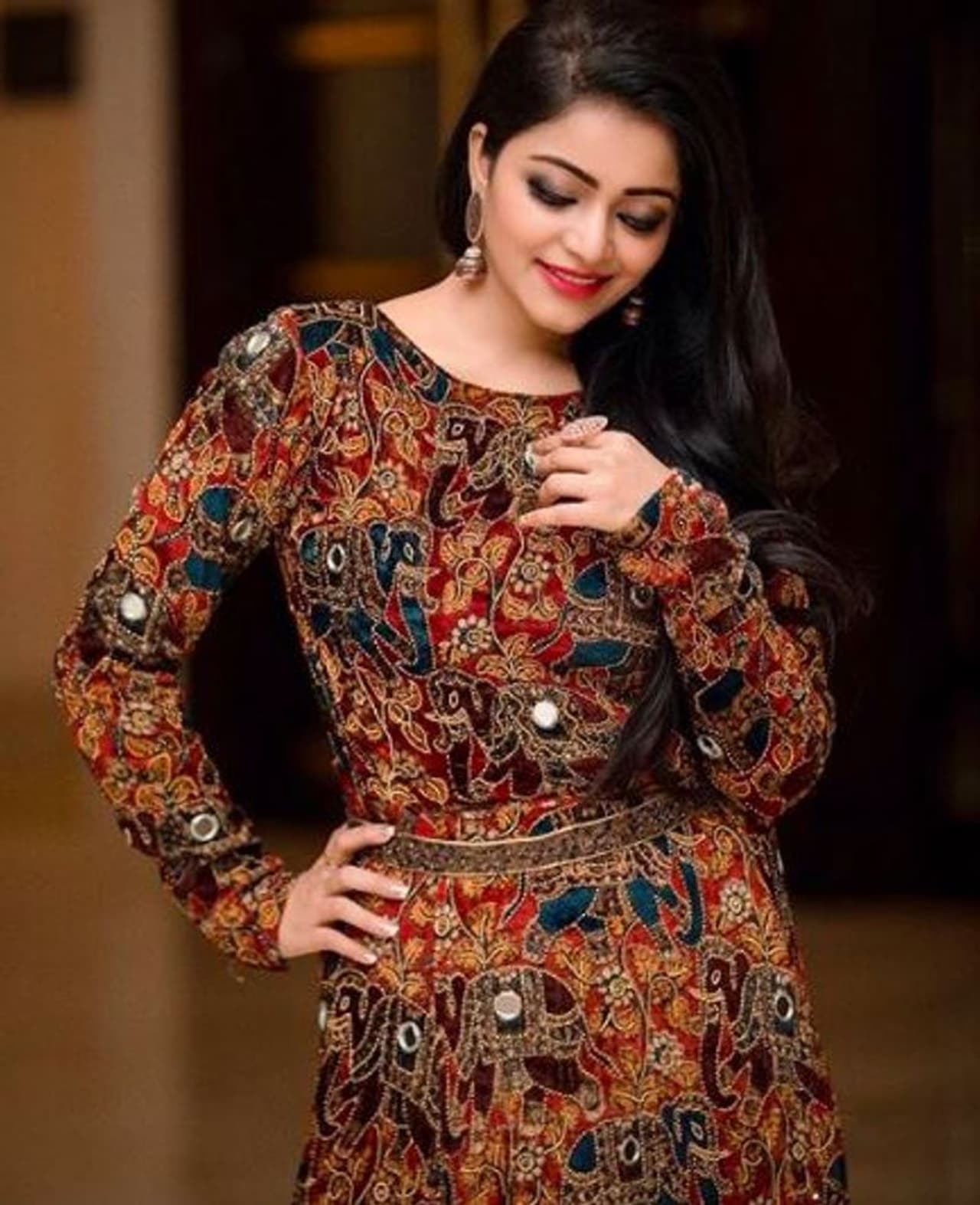 ஸ்டைலிஷ் உடையில் சூப்பர் போஸ் ஸ்டைலிஷ் உடையில் சூப்பர் போஸ்