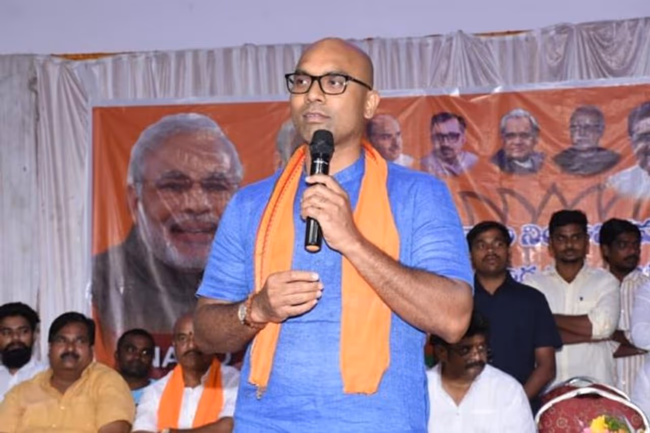 ఉమ్మడి నిజామాబాద్ జిల్లాకు చెందిన మాజీ మంత్రి డి.శ్రీనివాస్ ఎటువైపు అడుగులు వేస్తారనే విషయమై ప్రస్తుతం ఆసక్తికరమైన చర్చ సాగుతోంది. బీజేపీలో చేరేందుకు డి.శ్రీనివాస్ ఆసక్తిని కనబరుస్తున్నారనే ప్రచారం సాగుతోంది. ఉమ్మడి నిజామాబాద్ జిల్లాకు చెందిన మాజీ మంత్రి డి.శ్రీనివాస్ ఎటువైపు అడుగులు వేస్తారనే విషయమై ప్రస్తుతం ఆసక్తికరమైన చర్చ సాగుతోంది. బీజేపీలో చేరేందుకు డి.శ్రీనివాస్ ఆసక్తిని కనబరుస్తున్నారనే ప్రచారం సాగుతోంది.