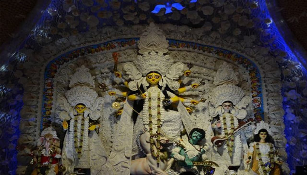 অষ্টমীতে উপচে পড়া ভিড়