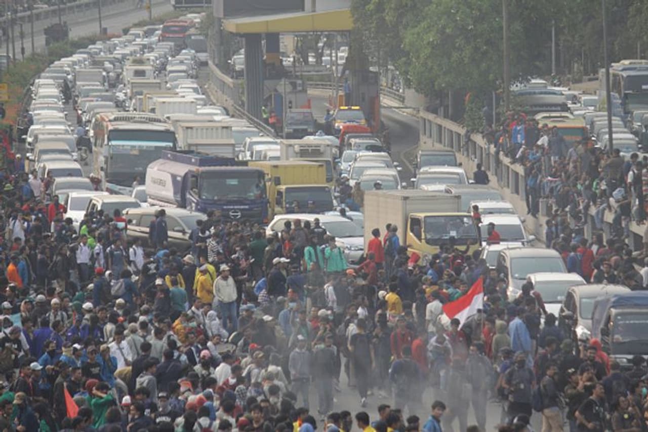 വിവാഹത്തിന് പുറത്തുള്ള സമ്മതത്തോടെയുള്ള ലൈംഗികതയെ നിയമവിരുദ്ധമാക്കുന്ന അഴിമതി വിരുദ്ധ ശ്രമങ്ങളെ ദുർബലപ്പെടുത്തുന്ന ഒരു പുതിയ നിയമത്തെ എതിർക്കുന്നതിനായി പതിനായിരക്കണക്കിന് വിദ്യാർത്ഥി പ്രക്ഷോഭകർ ഇന്തോനേഷ്യയിലെ തെരുവിലിറങ്ങി. വിവാഹത്തിന് പുറത്തുള്ള സമ്മതത്തോടെയുള്ള ലൈംഗികതയെ നിയമവിരുദ്ധമാക്കുന്ന അഴിമതി വിരുദ്ധ ശ്രമങ്ങളെ ദുർബലപ്പെടുത്തുന്ന ഒരു പുതിയ നിയമത്തെ എതിർക്കുന്നതിനായി പതിനായിരക്കണക്കിന് വിദ്യാർത്ഥി പ്രക്ഷോഭകർ ഇന്തോനേഷ്യയിലെ തെരുവിലിറങ്ങി.