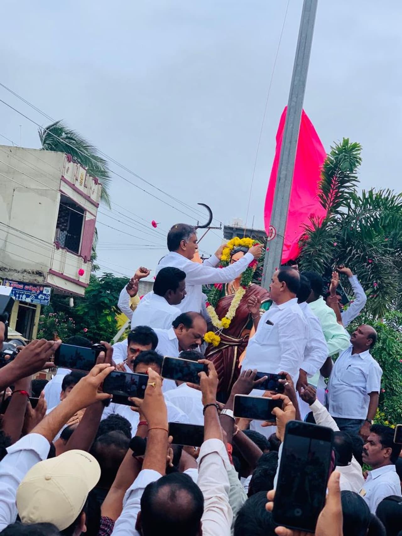 చాకలి ఐలమ్మ విగ్రహావిష్కరణ కార్యక్రమంలో మంత్రి హరీష్