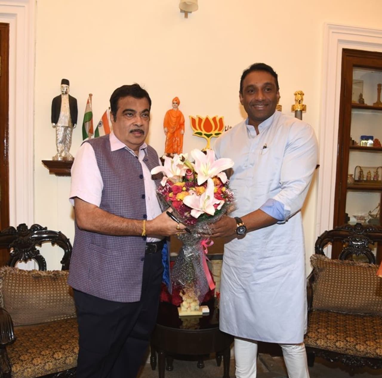 నితిన్ గడ్కరీకి పుష్పగుచ్చం ఇచ్చిన మంత్రి మేకపాటి నితిన్ గడ్కరీకి పుష్పగుచ్చం ఇచ్చిన మంత్రి మేకపాటి