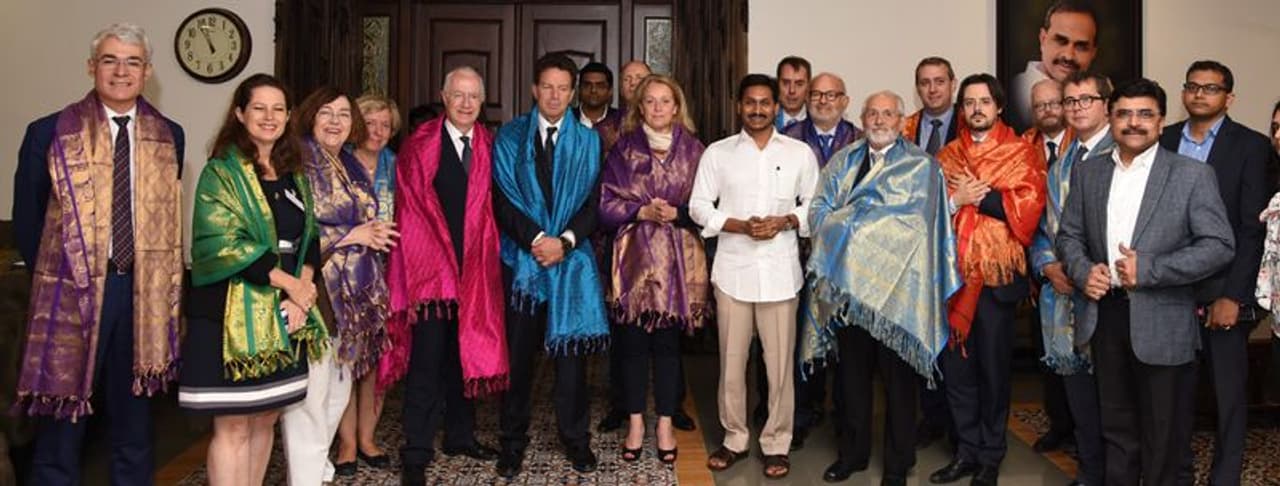 ఫ్రాన్స్ పారిశ్రామిక వేత్తలను సన్మానించిన సీఎం జగన్ ఫ్రాన్స్ పారిశ్రామిక వేత్తలను సన్మానించిన సీఎం జగన్