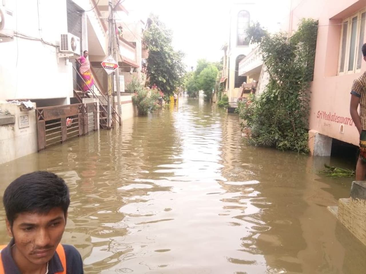 హైద్రాబాద్ ఖైరతాబాద్ లోని ఈస్ట్ ఆనంద్ బాగ్ లో ఇండ్లలోకి చేరిన వర్షపు నీరు. రంగంలోకి ఎన్డీఆర్ఎఫ్ సిబ్బంది హైద్రాబాద్ ఖైరతాబాద్ లోని ఈస్ట్ ఆనంద్ బాగ్ లో ఇండ్లలోకి చేరిన వర్షపు నీరు. రంగంలోకి ఎన్డీఆర్ఎఫ్ సిబ్బంది