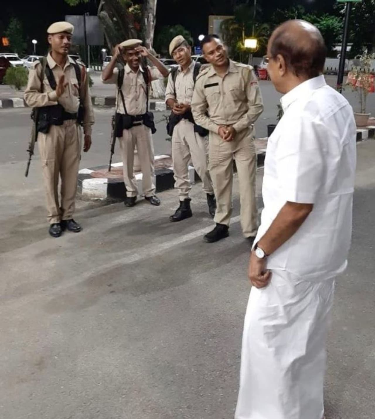 എൻ ആർ സി പട്ടികയിൽ നിന്ന് പുറത്താക്കപ്പെട്ട 19 ലക്ഷം മനുഷ്യരുടെ ആശങ്കകൾ നേരിട്ട് മനസിലാക്കാനായി അസമിലെത്തിയ മുസ്ലിം ലീഗ് നേതാക്കളുടെ പ്രതിനിധി സംഘത്തോടൊപ്പമായിരുന്നു ജനറൽ സെക്രട്ടറി പി.കെ.കുഞ്ഞാലിക്കുട്ടി എംപിയുമുണ്ടായിരുന്നത്. ദേശീയ പ്രസിഡണ്ട് പ്രൊഫ: ഖാദർ മൊയ്ദീൻ, ഓർഗനൈസിംഗ് സെക്രട്ടറി ഇ റ്റി മുഹമ്മദ് ബഷീർ എം പി, ട്രഷറർ പി വി അബ്ദുൾ വഹാബ് എം പി, ഡോ: എം കെ മുനീർ എന്നിവരും സംഘത്തിലുണ്ടായിരുന്നു. എൻ ആർ സി പട്ടികയിൽ നിന്ന് പുറത്താക്കപ്പെട്ട 19 ലക്ഷം മനുഷ്യരുടെ ആശങ്കകൾ നേരിട്ട് മനസിലാക്കാനായി അസമിലെത്തിയ മുസ്ലിം ലീഗ് നേതാക്കളുടെ പ്രതിനിധി സംഘത്തോടൊപ്പമായിരുന്നു ജനറൽ സെക്രട്ടറി പി.കെ.കുഞ്ഞാലിക്കുട്ടി എംപിയുമുണ്ടായിരുന്നത്. ദേശീയ പ്രസിഡണ്ട് പ്രൊഫ: ഖാദർ മൊയ്ദീൻ, ഓർഗനൈസിംഗ് സെക്രട്ടറി ഇ റ്റി മുഹമ്മദ് ബഷീർ എം പി, ട്രഷറർ പി വി അബ്ദുൾ വഹാബ് എം പി, ഡോ: എം കെ മുനീർ എന്നിവരും സംഘത്തിലുണ്ടായിരുന്നു.