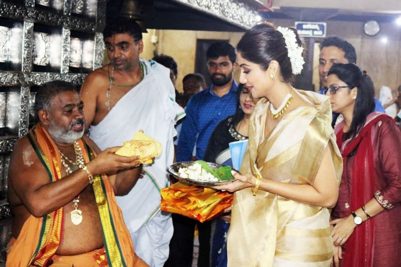 ಬಾಲಿವುಡ್ ನಟಿ ಶಿಲ್ಪಾ ಶೆಟ್ಟಿ ಅವರು ಕಟೀಲು ದುರ್ಗಾಪರಮೇಶ್ವರಿ ದೇವಾಲಯಕ್ಕೆ ಭೇಟಿ ನೀಡಿದರು. ಬಾಲಿವುಡ್ ನಟಿ ಶಿಲ್ಪಾ ಶೆಟ್ಟಿ ಅವರು ಕಟೀಲು ದುರ್ಗಾಪರಮೇಶ್ವರಿ ದೇವಾಲಯಕ್ಕೆ ಭೇಟಿ ನೀಡಿದರು.