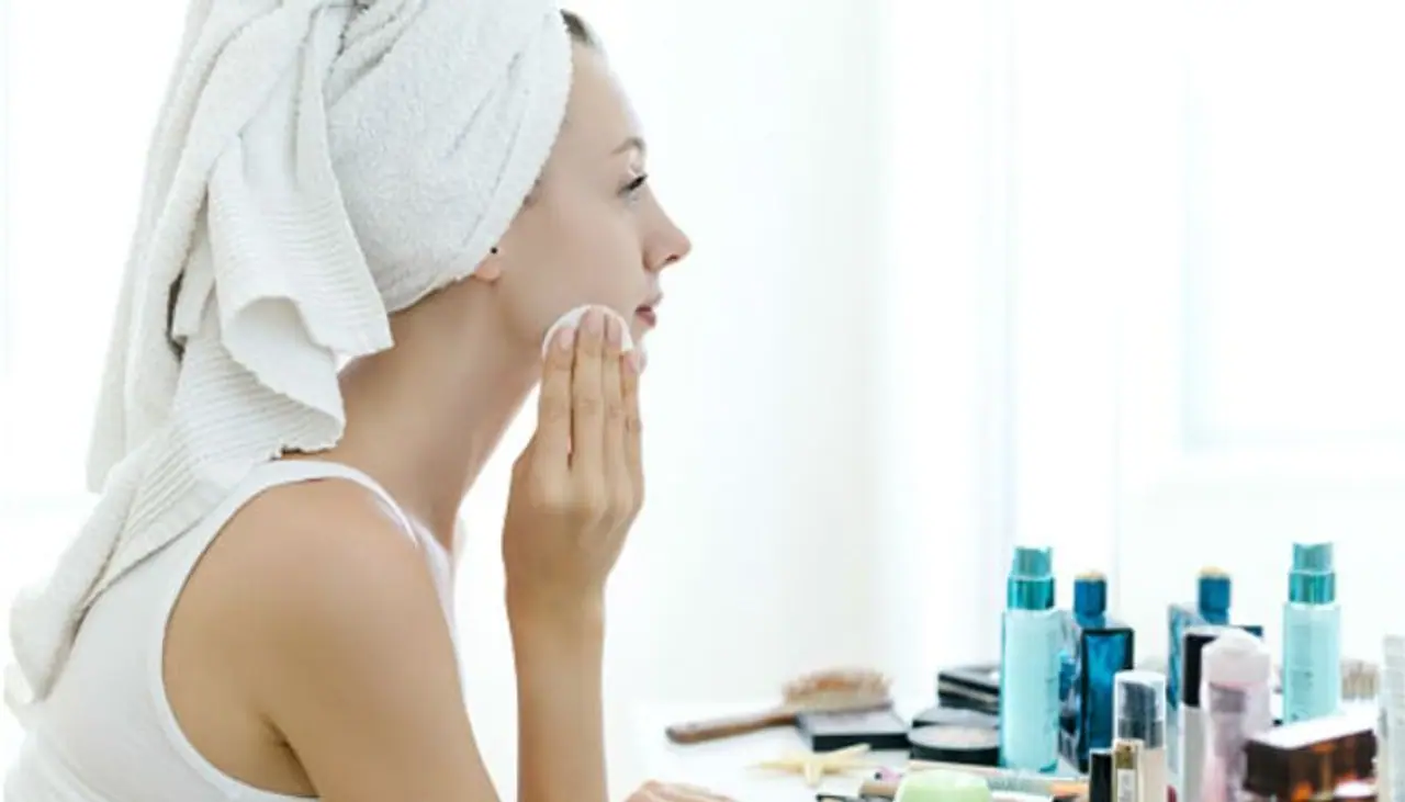 <p>ಮಾರುಕಟ್ಟೆಯಲ್ಲಿ ಟನ್ಗಳಷ್ಟು ಮೇಕಪ್ ತೆಗೆಯುವ ಉತ್ಪನ್ನಗಳನ್ನು ಕಾಣಬಹುದು, ಆದರೆ ಆ ಉತ್ಪನ್ನಗಳು ಹಾನಿಕಾರಕ ರಾಸಾಯನಿಕಗಳನ್ನು ಒಳಗೊಂಡಿರಬಹುದು. ಆದರೆ ನೈಸರ್ಗಿಕ ವಿಧಾನ ಅತ್ಯುತ್ತಮ ಆಯ್ಕೆ. </p> <p>ಮಾರುಕಟ್ಟೆಯಲ್ಲಿ ಟನ್ಗಳಷ್ಟು ಮೇಕಪ್ ತೆಗೆಯುವ ಉತ್ಪನ್ನಗಳನ್ನು ಕಾಣಬಹುದು, ಆದರೆ ಆ ಉತ್ಪನ್ನಗಳು ಹಾನಿಕಾರಕ ರಾಸಾಯನಿಕಗಳನ್ನು ಒಳಗೊಂಡಿರಬಹುದು. ಆದರೆ ನೈಸರ್ಗಿಕ ವಿಧಾನ ಅತ್ಯುತ್ತಮ ಆಯ್ಕೆ. </p>