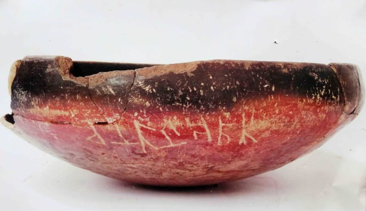 ஒரு சில கிறுக்கல்களுடன் கண்டு பிடிக்கட்ட தட்டு போன்ற பொருள் ஒரு சில கிறுக்கல்களுடன் கண்டு பிடிக்கட்ட தட்டு போன்ற பொருள்