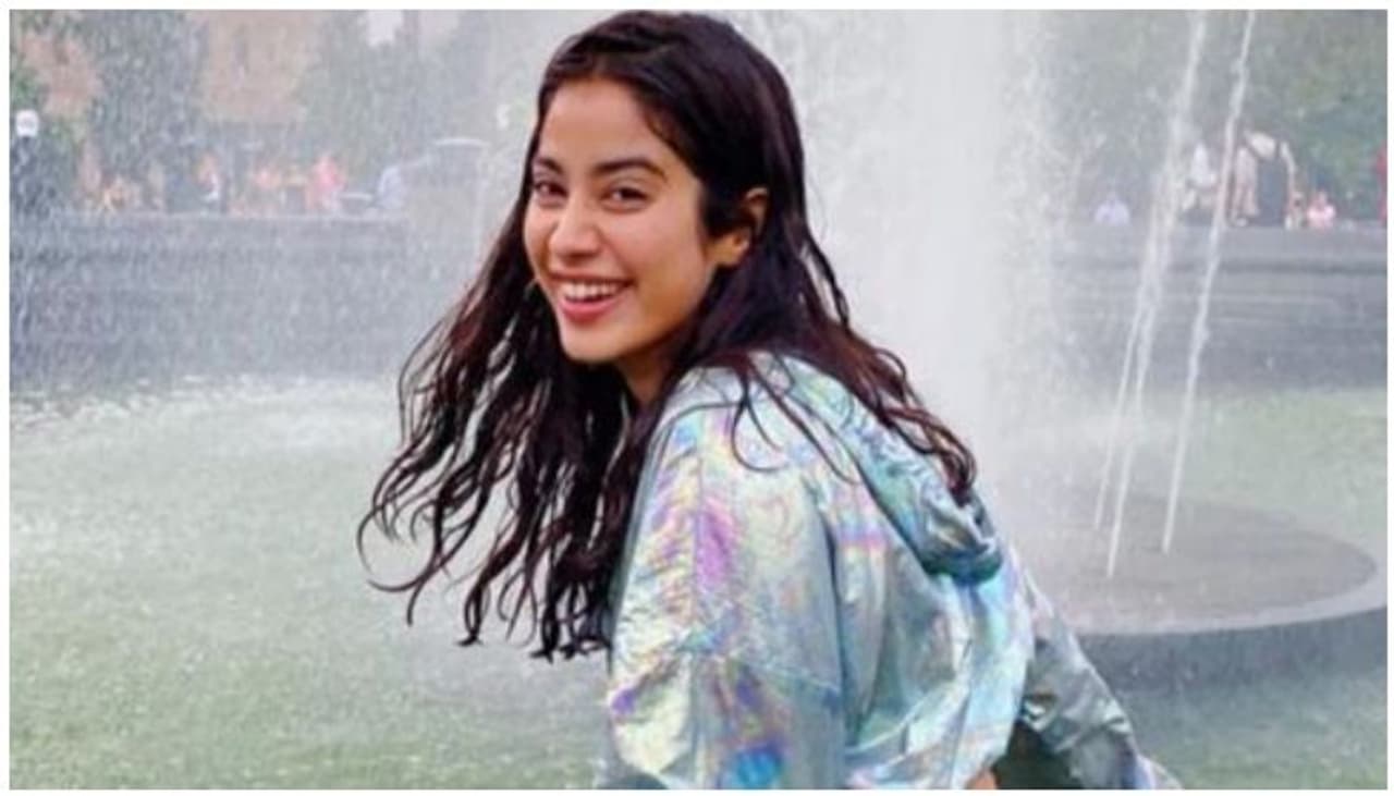 దివంగత సినీ నటి శ్రీదేవి వారసురాలిగా ఇండస్ట్రీలోకి అడుగుపెట్టి తనకంటూ ప్రత్యేకమైన గుర్తింపు తెచ్చుకోవడానికి ప్రయత్నిస్తోంది జాన్వీకపూర్. దివంగత సినీ నటి శ్రీదేవి వారసురాలిగా ఇండస్ట్రీలోకి అడుగుపెట్టి తనకంటూ ప్రత్యేకమైన గుర్తింపు తెచ్చుకోవడానికి ప్రయత్నిస్తోంది జాన్వీకపూర్.