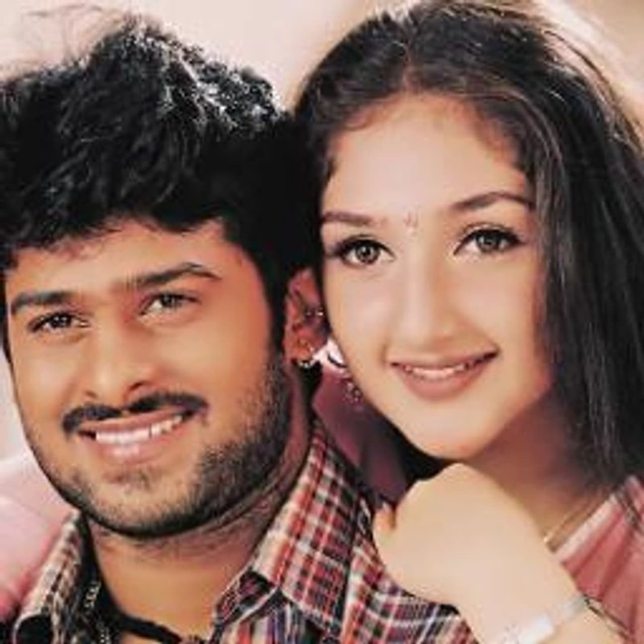 ఈశ్వర్ సినిమాతో 2002లో హీరోగా ఎంట్రీ ఇచ్చిన ప్రభాస్ సాహో సినిమాతో మొత్తంగా 19సినిమాలను పూర్తి చేసుకున్నాడు. నెక్స్ట్ జాన్ సినిమాతో రాబోతున్నాడు. ప్రభాస్ కెరిర్ బాక్స్ ఆఫీస్ కలెక్షన్స్ పై ఓ లుక్కిస్తే.. ఈశ్వర్ సినిమాతో 2002లో హీరోగా ఎంట్రీ ఇచ్చిన ప్రభాస్ సాహో సినిమాతో మొత్తంగా 19సినిమాలను పూర్తి చేసుకున్నాడు. నెక్స్ట్ జాన్ సినిమాతో రాబోతున్నాడు. ప్రభాస్ కెరిర్ బాక్స్ ఆఫీస్ కలెక్షన్స్ పై ఓ లుక్కిస్తే..