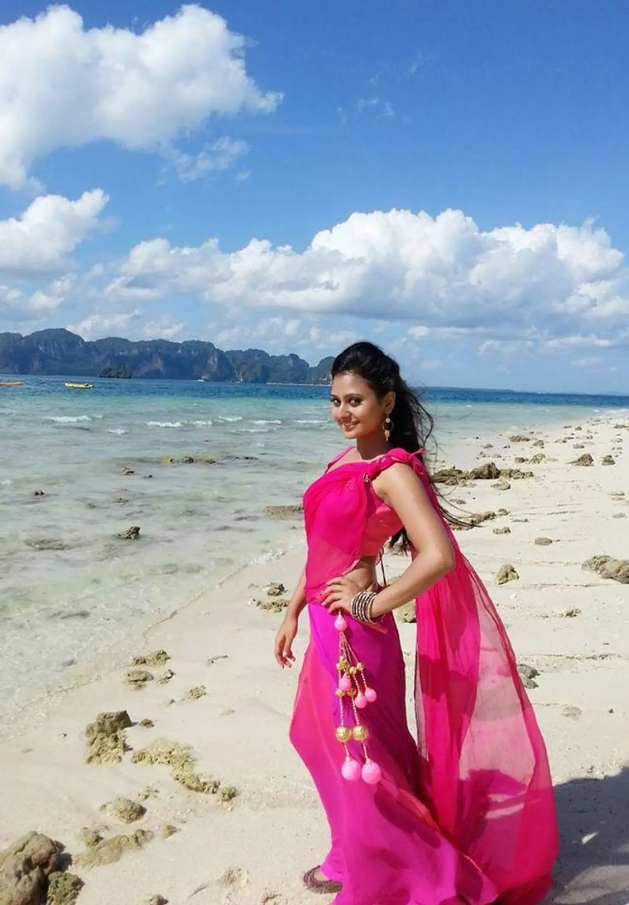 ನಟಿ ಅಮೂಲ್ಯಾ ಬಿಗ್ ಬಾಸ್ ಗೆ ಬರಬೇಕು ಎಂದು ಹಲವರು ಅಭಿಪ್ರಾಯ ಪಟ್ಟಿದ್ದಾರೆ. ನಟಿ ಅಮೂಲ್ಯಾ ಬಿಗ್ ಬಾಸ್ ಗೆ ಬರಬೇಕು ಎಂದು ಹಲವರು ಅಭಿಪ್ರಾಯ ಪಟ್ಟಿದ್ದಾರೆ.