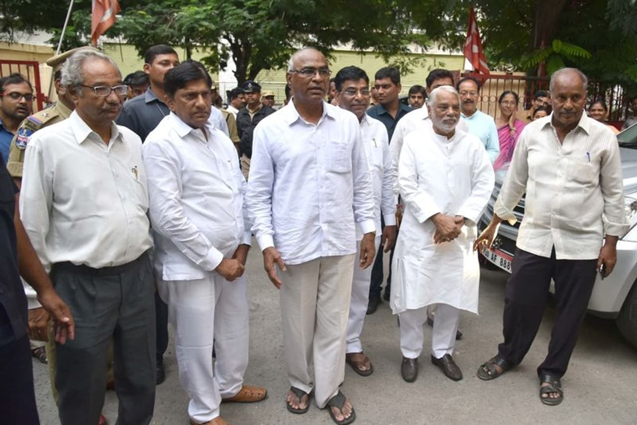 చర్చలు ముగిసిన తర్వాత సీపీఐ కార్యాలయం నుండి వెళ్తున్న టీఆర్ఎస్ నేతలు చర్చలు ముగిసిన తర్వాత సీపీఐ కార్యాలయం నుండి వెళ్తున్న టీఆర్ఎస్ నేతలు