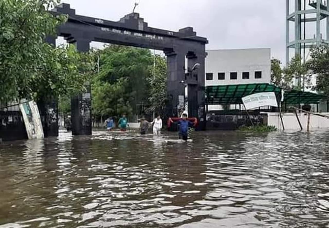 బీహార్ లో నీట మునిగిన ప్రాంతాలు బీహార్ లో నీట మునిగిన ప్రాంతాలు
