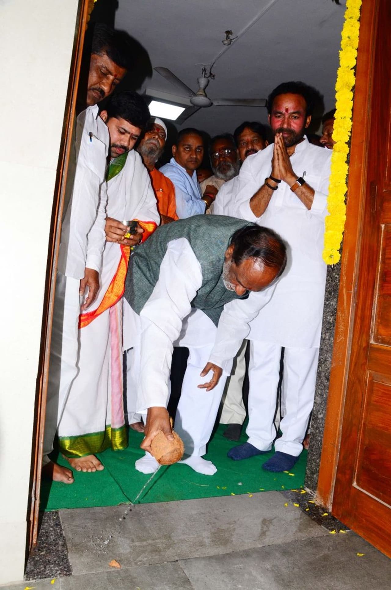 సికింద్రాబాద్ ఎంపీ కార్యాలయాన్ని ప్రారంభిస్తున్న బీజేపీ తెలంగాణ రాష్ట్ర అధ్యక్షుడు డాక్టర్ లక్ష్మణ్