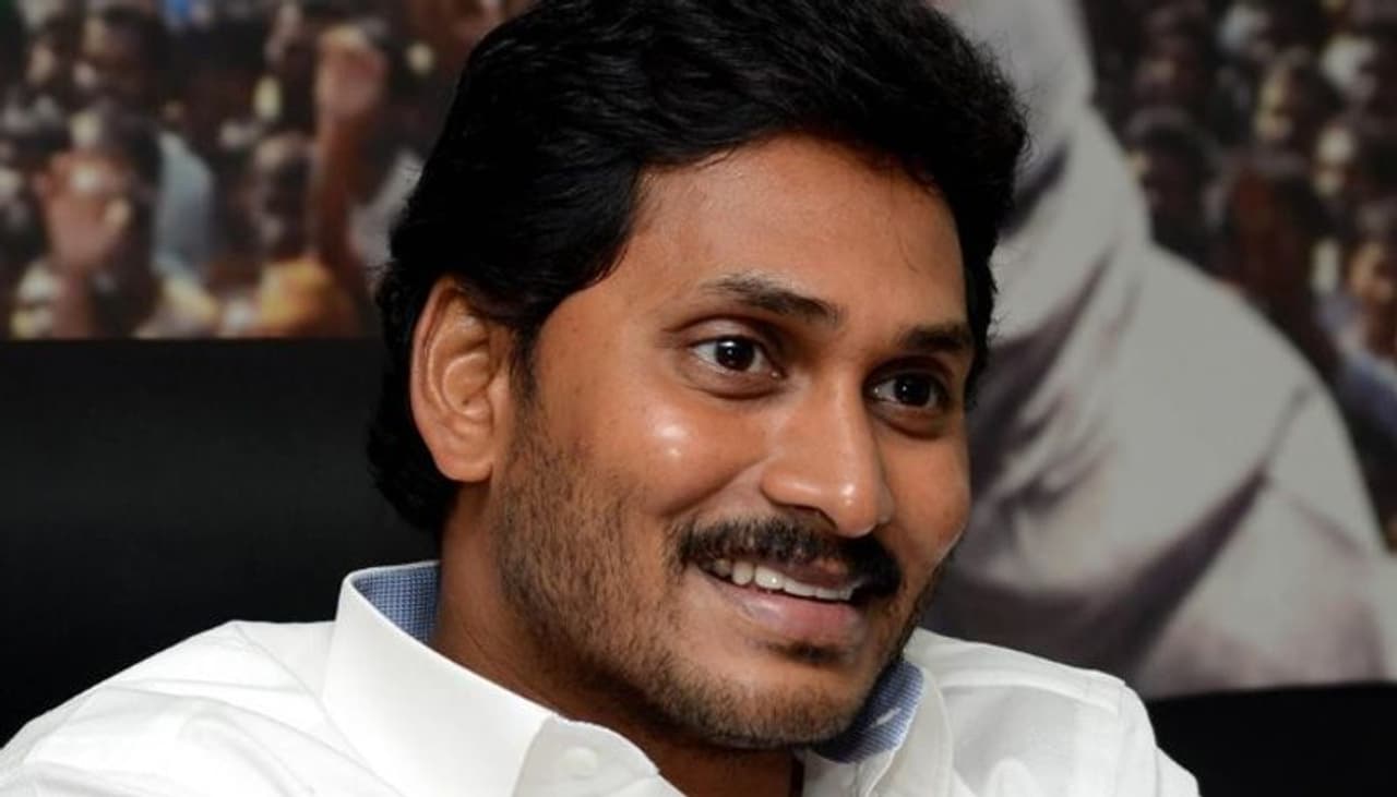 దేవీపట్నం పడవ ప్రమాదం, బతుకమ్మ సంబరాలు, గ్రామ సచివాలయాల ప్రారంభోత్సవాల హడావిడిలో అత్యంత ప్రాధాన్యత గల ఒక వార్తకు మీడియాలో అనుకున్నంత హైప్ రాలేదు. అదే అక్రమాస్తుల కేసు విచారణలో ఏపీ సీఎం వైఎస్ జగన్మోహన్ రెడ్డి వ్యక్తిగత హాజరు మినహాయింపు. ఆయనకు వ్యక్తిగత మినహాయింపు ఇవ్వొద్దంటూ సెంట్రల్ బ్యూరో ఆఫ్ ఇన్వెస్టిగేషన్ (సీబీఐ) కోర్టులో కౌంటర్ దాఖలు చేసింది. దేవీపట్నం పడవ ప్రమాదం, బతుకమ్మ సంబరాలు, గ్రామ సచివాలయాల ప్రారంభోత్సవాల హడావిడిలో అత్యంత ప్రాధాన్యత గల ఒక వార్తకు మీడియాలో అనుకున్నంత హైప్ రాలేదు. అదే అక్రమాస్తుల కేసు విచారణలో ఏపీ సీఎం వైఎస్ జగన్మోహన్ రెడ్డి వ్యక్తిగత హాజరు మినహాయింపు. ఆయనకు వ్యక్తిగత మినహాయింపు ఇవ్వొద్దంటూ సెంట్రల్ బ్యూరో ఆఫ్ ఇన్వెస్టిగేషన్ (సీబీఐ) కోర్టులో కౌంటర్ దాఖలు చేసింది.