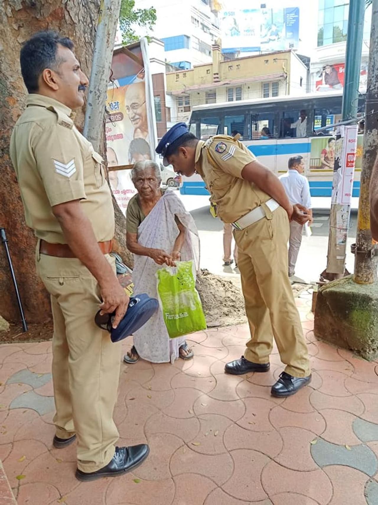 തിരുവനന്തപുരം സെക്രട്ടറിയേറ്റ് മെയിൻ ഗേറ്റിനു മുന്നിലെ ദൃശ്യം. ഒറ്റയ്ക്ക് അലയുന്ന വൃദ്ധമാതാവിനോട് വഴിയെങ്ങാനും തെറ്റിയോ എന്നാരായുന്ന സെക്രട്ടറിയേറ്റ് മുന്നില് ഡ്യൂട്ടിയിലുള്ള പൊലീസ് ഉദ്യോഗസ്ഥർ. തിരുവനന്തപുരം സെക്രട്ടറിയേറ്റ് മെയിൻ ഗേറ്റിനു മുന്നിലെ ദൃശ്യം. ഒറ്റയ്ക്ക് അലയുന്ന വൃദ്ധമാതാവിനോട് വഴിയെങ്ങാനും തെറ്റിയോ എന്നാരായുന്ന സെക്രട്ടറിയേറ്റ് മുന്നില് ഡ്യൂട്ടിയിലുള്ള പൊലീസ് ഉദ്യോഗസ്ഥർ.