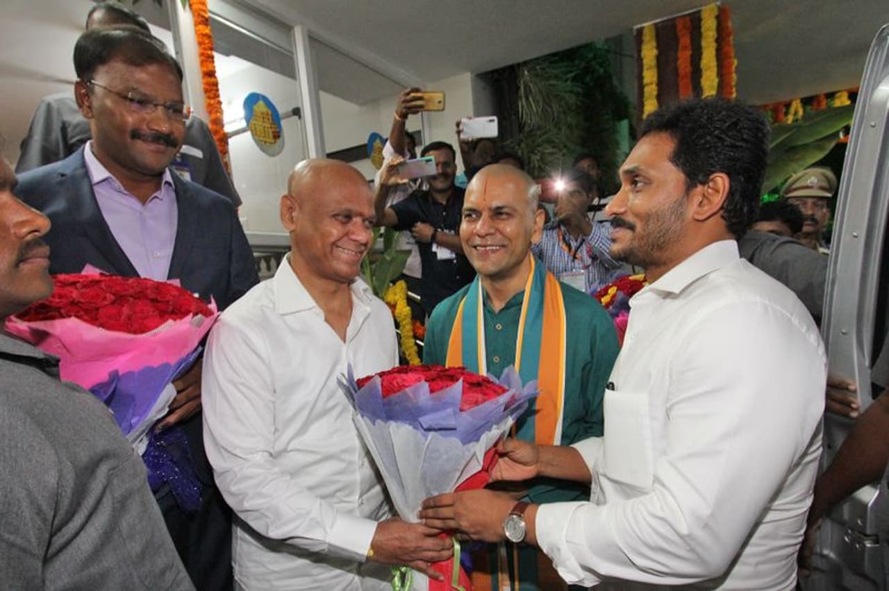 తిరుపతికి వచ్చిన సీఎం జగన్ కు స్వాగతం పలికిన టీటీడీ అధికారులు తిరుపతికి వచ్చిన సీఎం జగన్ కు స్వాగతం పలికిన టీటీడీ అధికారులు