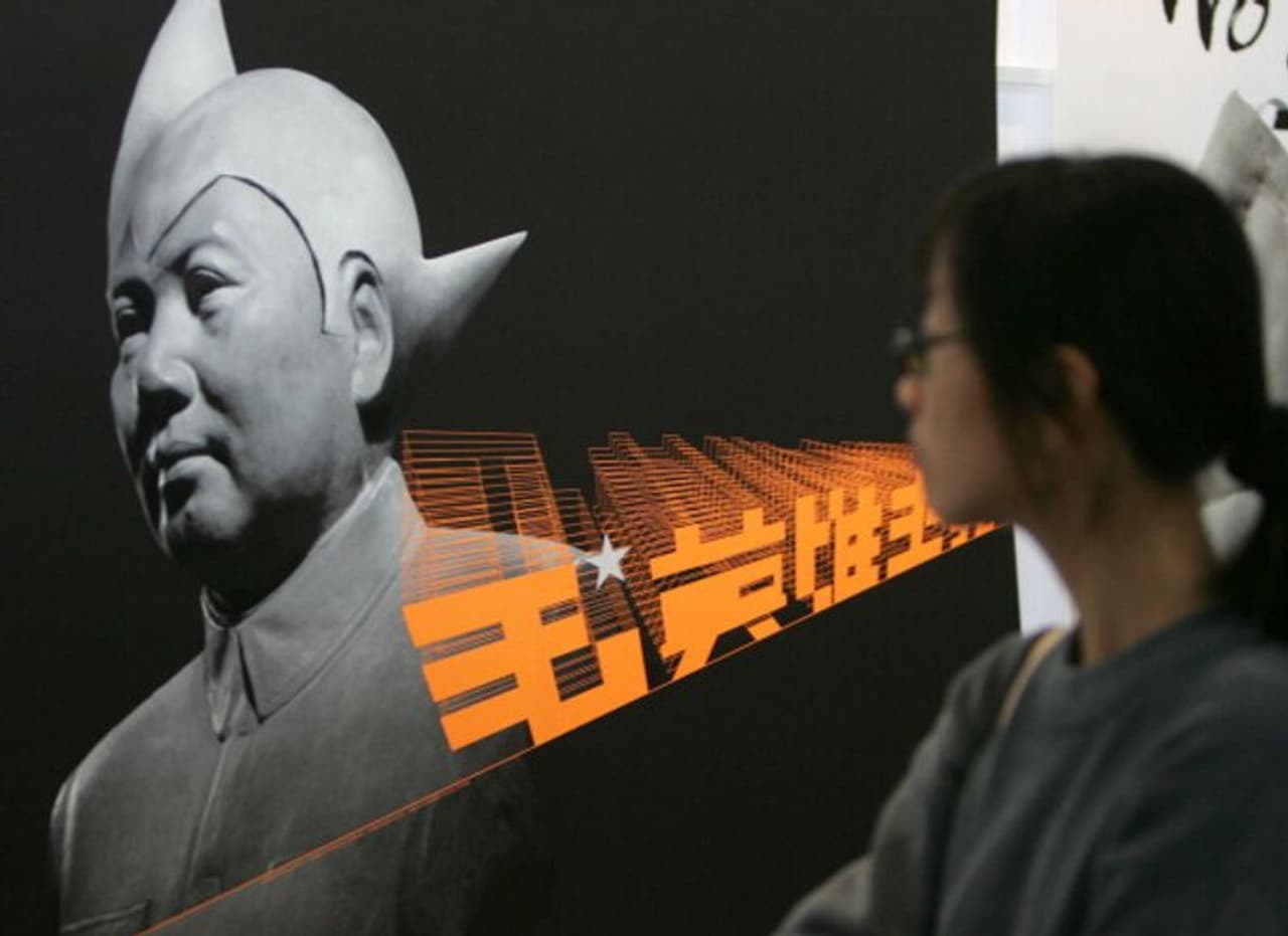 ഇത്രയും കാലം പ്രതിഷേധം കൊണ്ട് ഹോങ്കോങിന്റെ തെരുവുകൾ കലാപമയമായപ്പോഴും പൊലീസ് അവർക്ക് നേരെ തോക്കുകളുപയോഗിച്ച് വെടിയുതിർത്തിരുന്നില്ല. എന്നാല് റബ്ബർ ബുള്ളറ്റുകൾ കൊണ്ട് പരിക്കേറ്റതിന്റെ കഥകള് ഇപ്പോള് ഏറെയുണ്ട്. അതിനിടെയാണ് ഒരു പ്രതിഷേധക്കാരനെ പൊലീസ് വെടിവെച്ചിട്ടതായുള്ള വാര്ത്തകള് പുറത്ത് വരുന്നത്. ഇത്രയും കാലം പ്രതിഷേധം കൊണ്ട് ഹോങ്കോങിന്റെ തെരുവുകൾ കലാപമയമായപ്പോഴും പൊലീസ് അവർക്ക് നേരെ തോക്കുകളുപയോഗിച്ച് വെടിയുതിർത്തിരുന്നില്ല. എന്നാല് റബ്ബർ ബുള്ളറ്റുകൾ കൊണ്ട് പരിക്കേറ്റതിന്റെ കഥകള് ഇപ്പോള് ഏറെയുണ്ട്. അതിനിടെയാണ് ഒരു പ്രതിഷേധക്കാരനെ പൊലീസ് വെടിവെച്ചിട്ടതായുള്ള വാര്ത്തകള് പുറത്ത് വരുന്നത്.