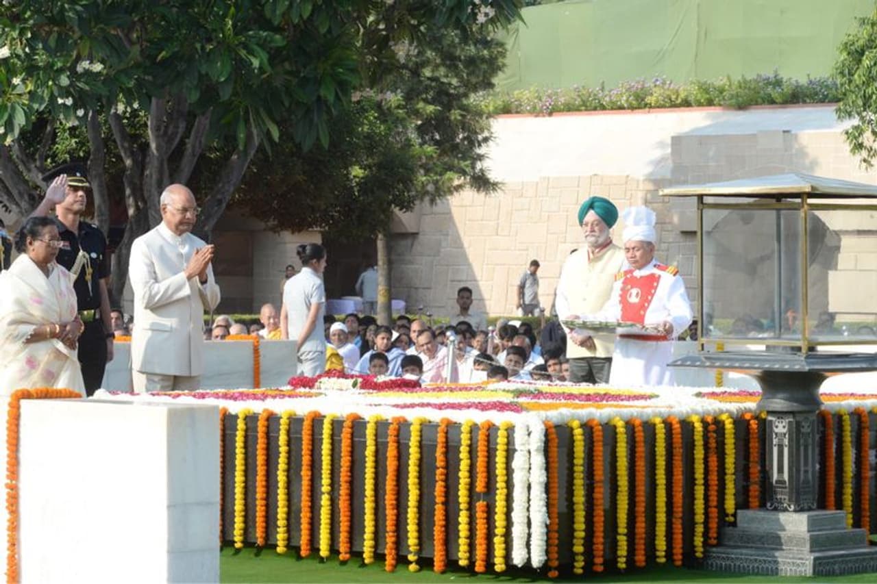 ಮಹಾತ್ಮ ಗಾಂಧಿ ಸಮಾಧಿಗೆ ಪುಷ್ಪನಮನ ಸಲ್ಲಿಸಿದ ರಾಷ್ಟ್ರಪತಿ ರಾಮನಾಥ್ ಕೋವಿಂದ್ ಮಹಾತ್ಮ ಗಾಂಧಿ ಸಮಾಧಿಗೆ ಪುಷ್ಪನಮನ ಸಲ್ಲಿಸಿದ ರಾಷ್ಟ್ರಪತಿ ರಾಮನಾಥ್ ಕೋವಿಂದ್