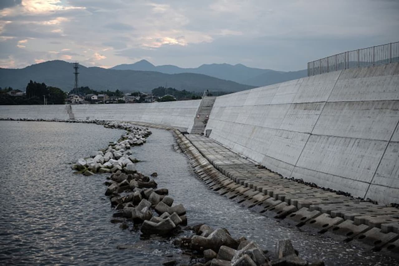 2011 ലെ തോഹോകു ഭൂകമ്പവും സുനാമിയും ബാധിച്ച ജപ്പാനിലെ പട്ടണങ്ങളിലൊന്നായ കെസെന്നുമയുടെ തീരത്ത് ജപ്പാന് ഭരണകൂടം പുതുതായൊരു കടല് ഭിത്തി പണിതാന് തീരുമാനിച്ചു. 2011 ലെ തോഹോകു ഭൂകമ്പവും സുനാമിയും ബാധിച്ച ജപ്പാനിലെ പട്ടണങ്ങളിലൊന്നായ കെസെന്നുമയുടെ തീരത്ത് ജപ്പാന് ഭരണകൂടം പുതുതായൊരു കടല് ഭിത്തി പണിതാന് തീരുമാനിച്ചു.