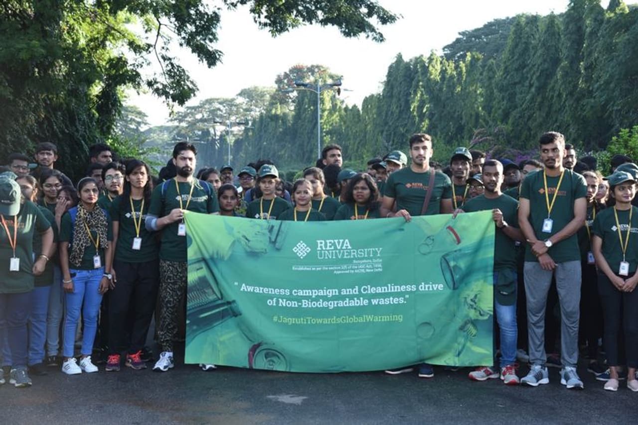 ಗಾಂಧಿ ಜಯಂತಿ ಪ್ರಯುಕ್ತ ರೇವಾ ವಿಶ್ವವಿದ್ಯಾಲಯದ 500ಕ್ಕೂ ಅಧಿಕ ಮಂದಿಯಿಂದ ಶ್ರಮದಾನ