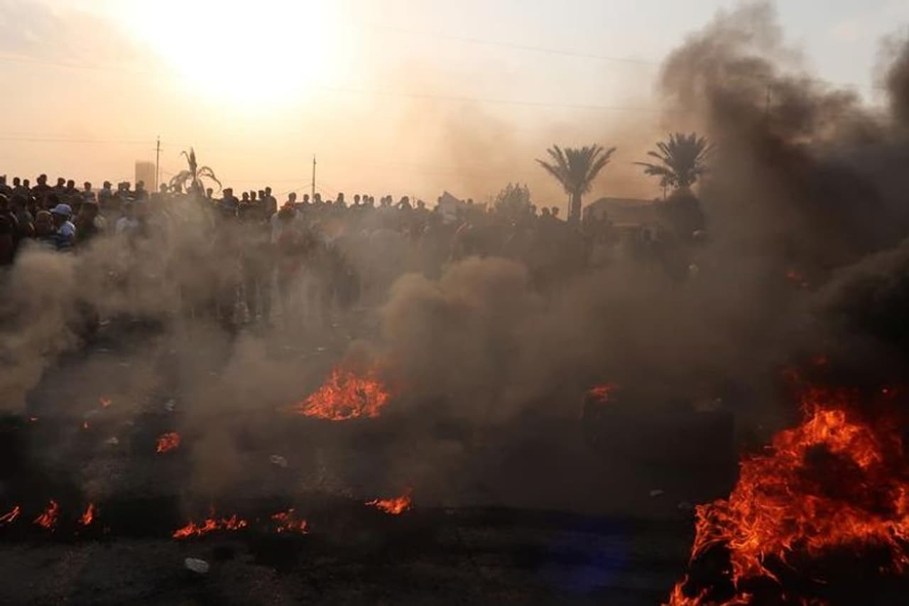 ഒരു വർഷം മുമ്പ് മഹ്ദി പ്രധാനമന്ത്രിയായതിനുശേഷം നടന്ന ഏറ്റവും വലിയ പ്രതിഷേധമാണ് ഇപ്പോള് നടക്കുന്നത്. എന്നാല് ഈ പ്രതിഷേധങ്ങള്ക്ക് സംഘടിത നേതൃത്വമില്ലെന്ന് തോന്നിപ്പിക്കുന്നാത്. യുഎന്നും യുഎസും അക്രമത്തിൽ ആശങ്ക പ്രകടിപ്പിക്കുകയും ഇറാഖ് അധികൃതരോട് സംയമനം പാലിക്കുകയും ചെയ്തു. ഒരു വർഷം മുമ്പ് മഹ്ദി പ്രധാനമന്ത്രിയായതിനുശേഷം നടന്ന ഏറ്റവും വലിയ പ്രതിഷേധമാണ് ഇപ്പോള് നടക്കുന്നത്. എന്നാല് ഈ പ്രതിഷേധങ്ങള്ക്ക് സംഘടിത നേതൃത്വമില്ലെന്ന് തോന്നിപ്പിക്കുന്നാത്. യുഎന്നും യുഎസും അക്രമത്തിൽ ആശങ്ക പ്രകടിപ്പിക്കുകയും ഇറാഖ് അധികൃതരോട് സംയമനം പാലിക്കുകയും ചെയ്തു.