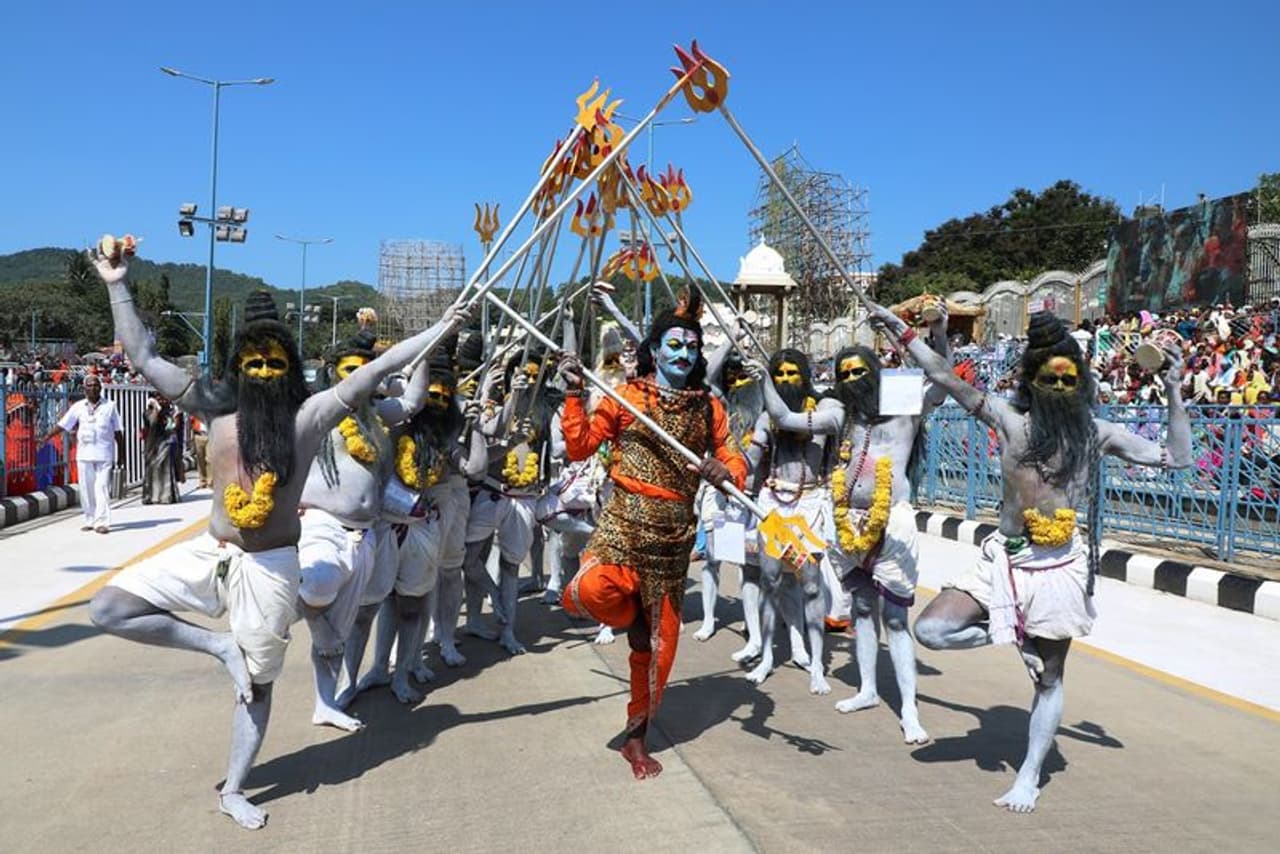 తిరుమల బ్రహ్మోత్సవాల్లో కళాకారుల ప్రదర్శన తిరుమల బ్రహ్మోత్సవాల్లో కళాకారుల ప్రదర్శన