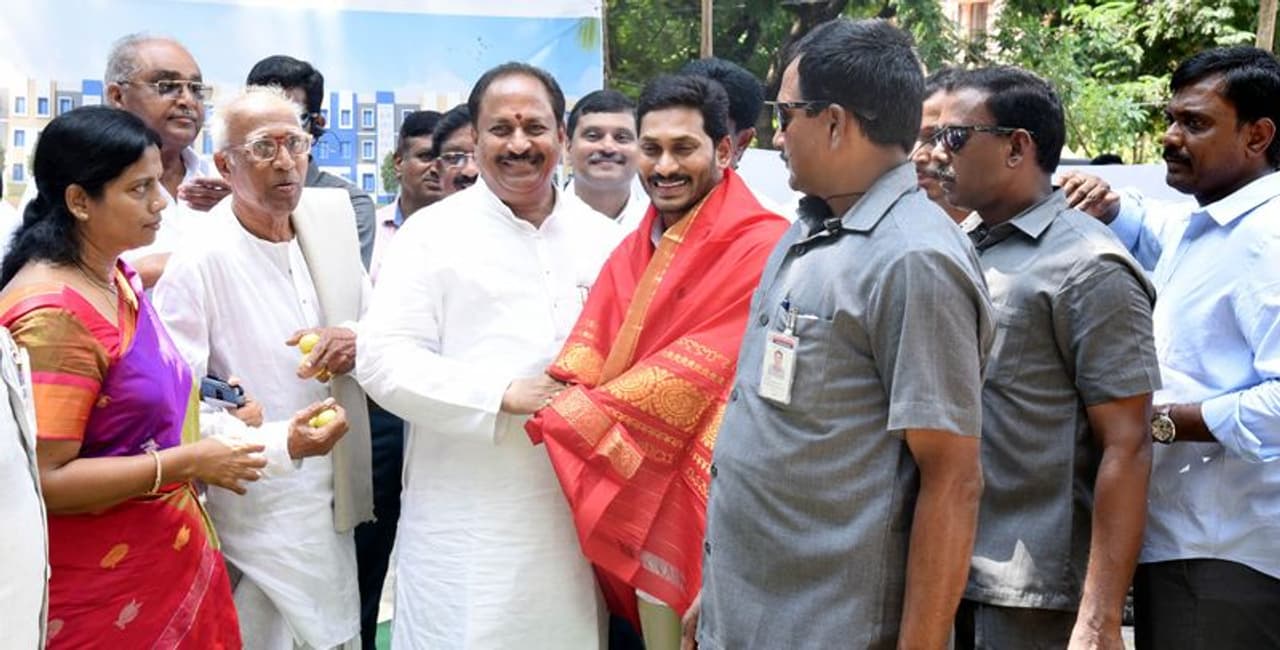 సీఎంను సత్కరిస్తున్న నేతలు సీఎంను సత్కరిస్తున్న నేతలు