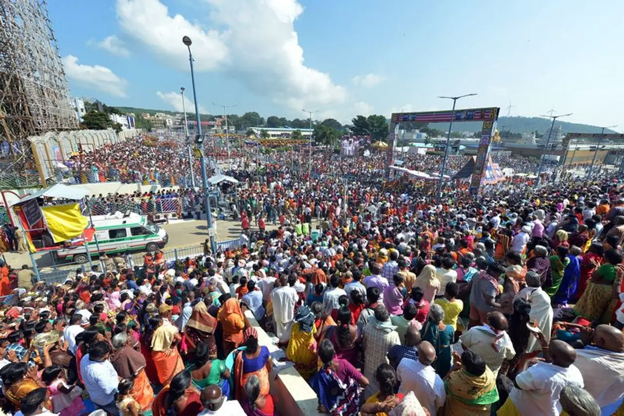 ತಿರುಮಲನಿಗೆ ನಮಿಸಲು ಆಗಮಿಸಿದ ಅಪಾರ ಭಕ್ತಗಣ