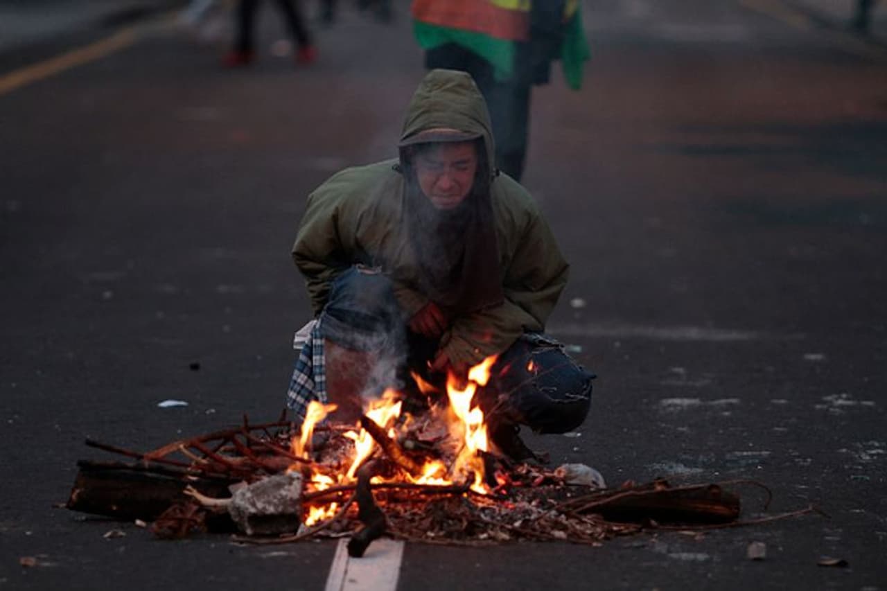 40 വർഷമായി പ്രാബല്യത്തിൽ വന്ന ഇന്ധന സബ്സിഡികളുമായി ഇക്വഡോറുകാര് ജിവിതത്തിന്റെ വന്കരകളെ അടുപ്പിക്കുന്നതിനിടെയായിരുന്നു സര്ക്കാരിന്റെ കടുത്ത തീരുമാനം വരുന്നത്. ഇന്ധന സബ്സിഡി മൂലം സർക്കാരിന് പ്രതിവർഷം 1.3 ബില്യൺ ഡോളർ ചിലവാകുന്നുണ്ടെന്നാണ് പ്രസിഡന്റ് മൊറേനോ പറഞ്ഞത്. 40 വർഷമായി പ്രാബല്യത്തിൽ വന്ന ഇന്ധന സബ്സിഡികളുമായി ഇക്വഡോറുകാര് ജിവിതത്തിന്റെ വന്കരകളെ അടുപ്പിക്കുന്നതിനിടെയായിരുന്നു സര്ക്കാരിന്റെ കടുത്ത തീരുമാനം വരുന്നത്. ഇന്ധന സബ്സിഡി മൂലം സർക്കാരിന് പ്രതിവർഷം 1.3 ബില്യൺ ഡോളർ ചിലവാകുന്നുണ്ടെന്നാണ് പ്രസിഡന്റ് മൊറേനോ പറഞ്ഞത്.