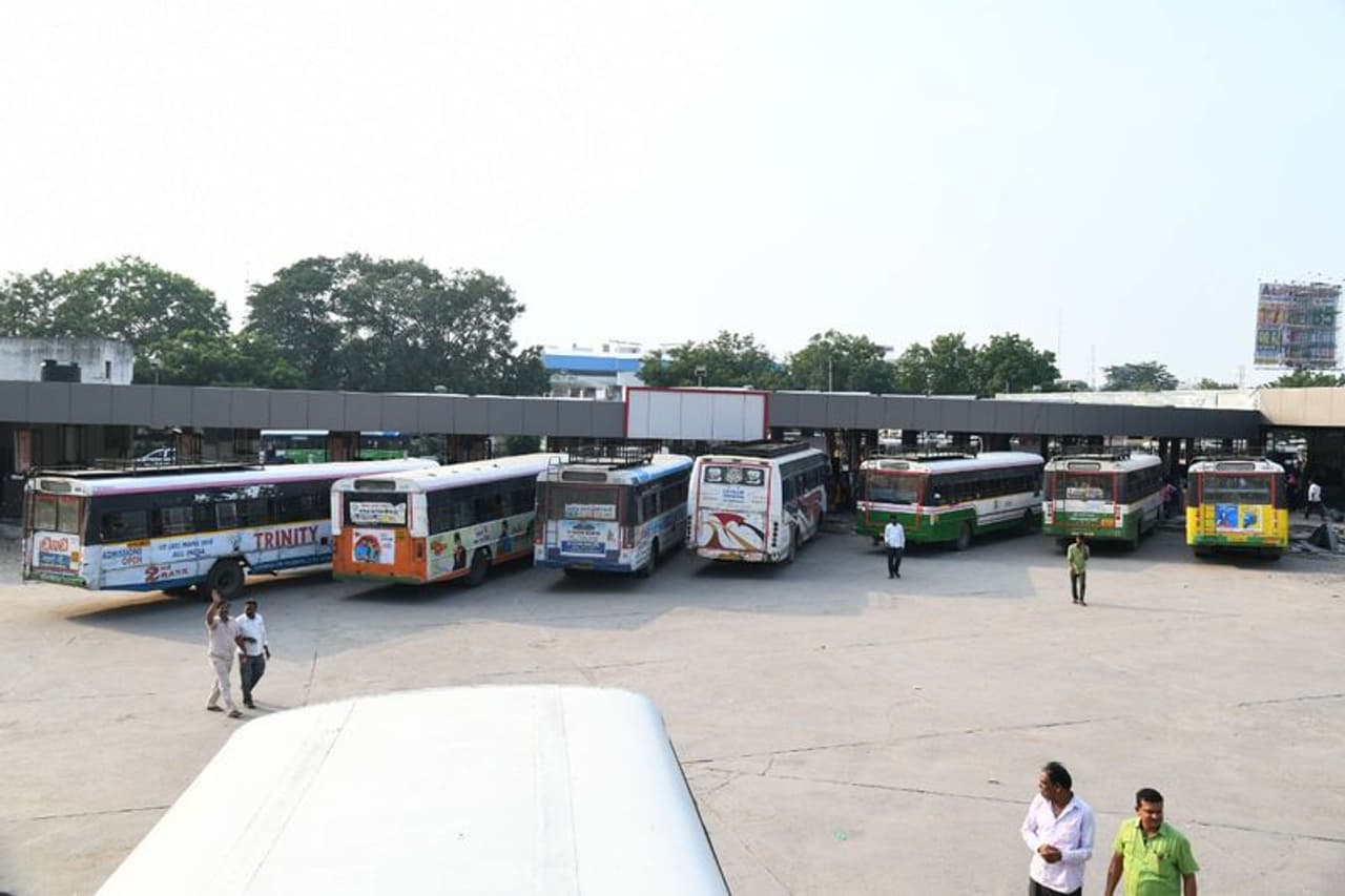 తెలంగాణ లో జరుగుతున్న ఆర్టీసీ సమ్మె వల్ల తెలంగాణ వ్యాప్తంగా బస్సులు ఎక్కడికక్కడ నిలిచిపోయాయి. పండుగ సీజన్ కావడంతో ఊర్లకెళ్లాల్సిన ప్రజలు తీవ్ర ఇబ్బందులను ఎదుర్కొంటున్నారు. ప్రభుత్వానికి ఆర్టీసీ యూనియన్లకు మధ్య ఒక మినీ సంగ్రామమే నడుస్తుంది