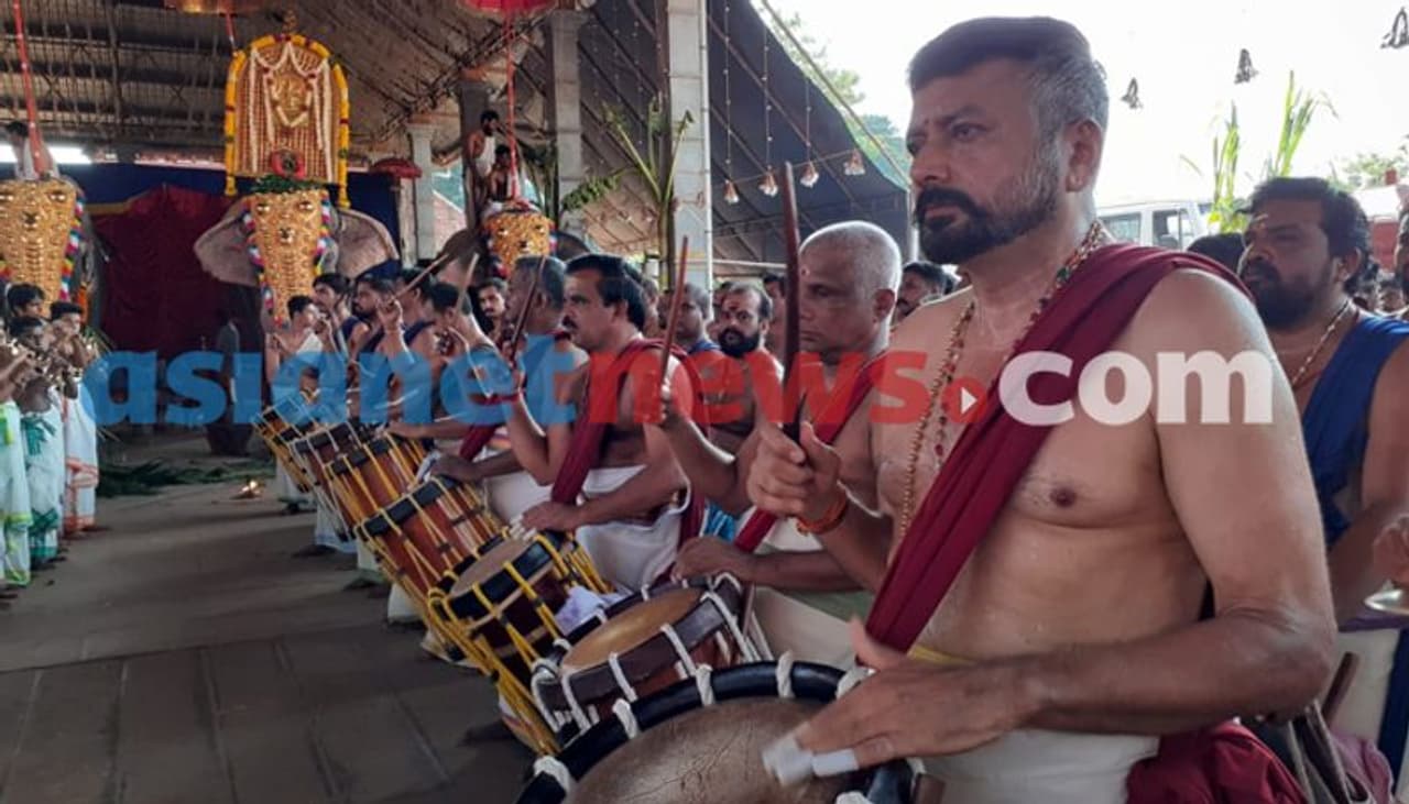 ചോറ്റാനിക്കര ക്ഷേത്രത്തിലെ പവിഴമല്ലിത്തറയിൽ മേളപ്രമാണിയായി പതിവ് തെറ്റിക്കാതെ നടൻ ജയറാം ചോറ്റാനിക്കര ക്ഷേത്രത്തിലെ പവിഴമല്ലിത്തറയിൽ മേളപ്രമാണിയായി പതിവ് തെറ്റിക്കാതെ നടൻ ജയറാം