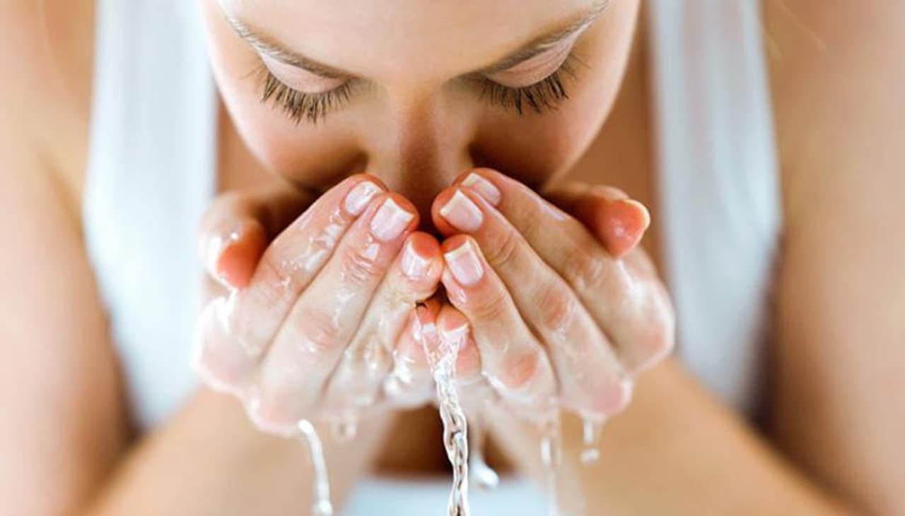 <p>Step away from the bar soap:</p><p>It’s an absolute no no. This type of soap is only meant for the body, and not for the face. It’s very dehydrating.<br /> </p> <p>Step away from the bar soap:</p><p>It’s an absolute no no. This type of soap is only meant for the body, and not for the face. It’s very dehydrating.<br /> </p>