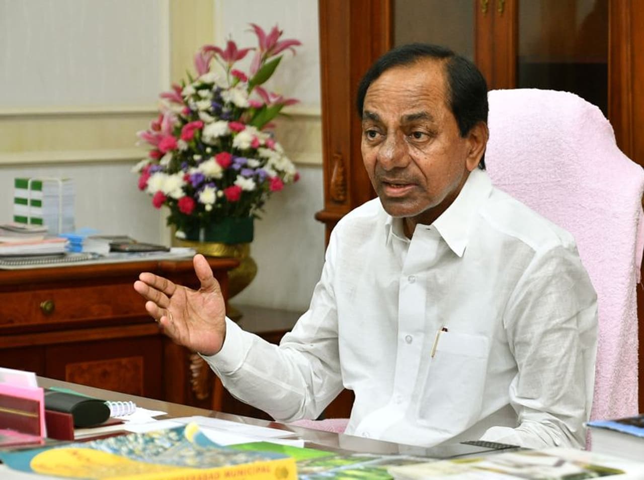 నామినేటేడ్ పదవుల భర్తీ విషయంలో కేసీఆర్ మదిలో ఏముందనే విషయమై స్పష్టత రాకపోవడంతో పలువురు నేతలు, వారి అనుచరులు రాజకీయ భవితవ్యంపై ఆందోళనగా ఉన్నారు. నామినేటేడ్ పదవుల భర్తీ విషయంలో కేసీఆర్ మదిలో ఏముందనే విషయమై స్పష్టత రాకపోవడంతో పలువురు నేతలు, వారి అనుచరులు రాజకీయ భవితవ్యంపై ఆందోళనగా ఉన్నారు.