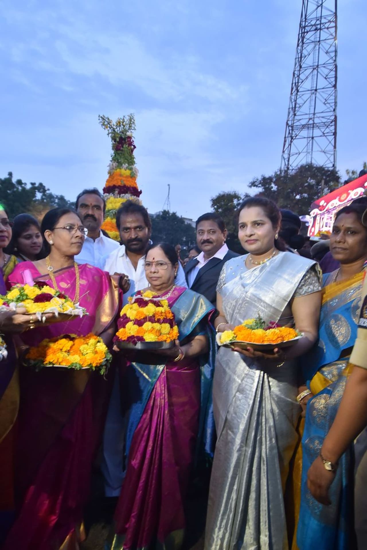 బతుకమ్మ వేడుకల్లో పాల్గొన్న సీఎం సతీమణి శోభ బతుకమ్మ వేడుకల్లో పాల్గొన్న సీఎం సతీమణి శోభ
