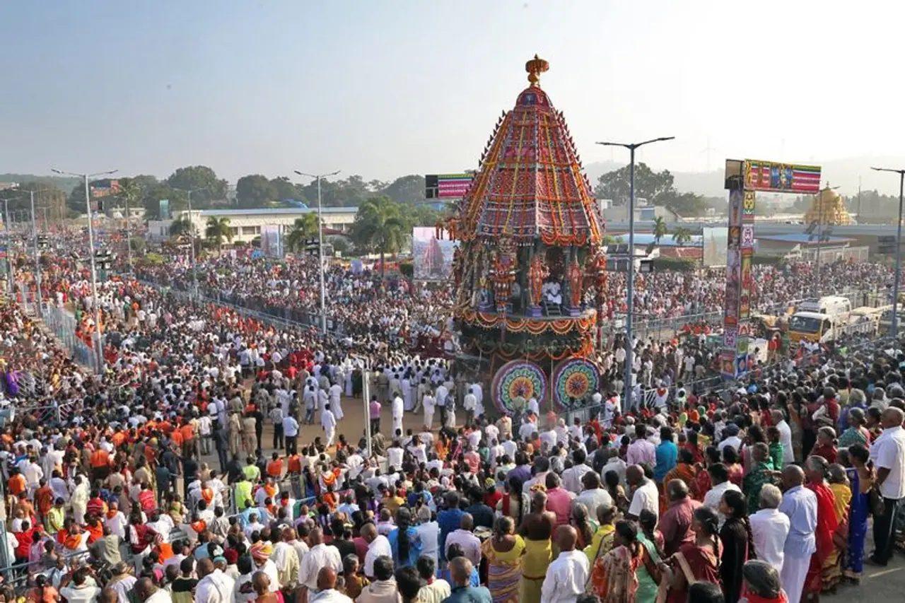 బ్రహ్మోత్సవాల సందర్భంగా తిరుమలలో భక్తుల సందడి