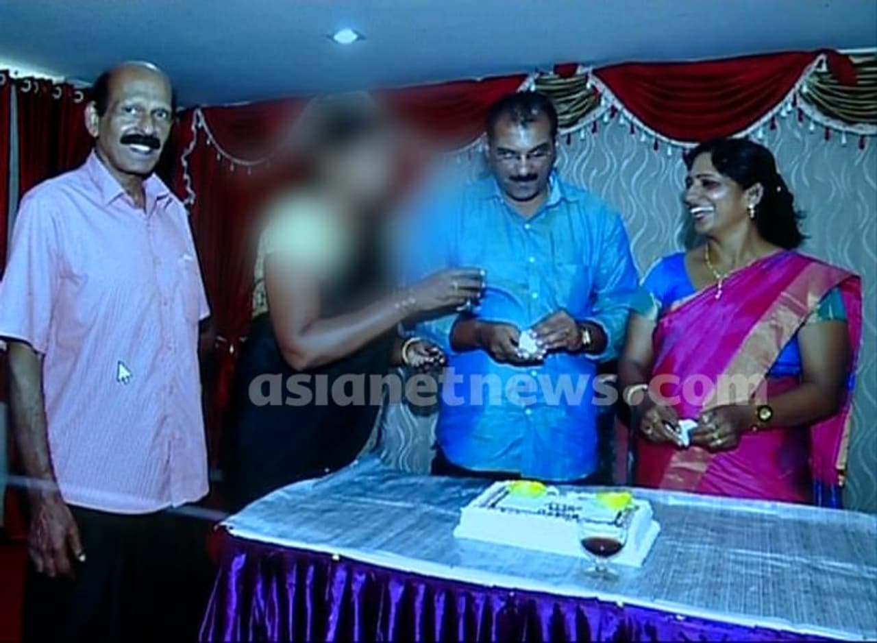 സിലിയുടെ മരണശേഷം ഒരു വര്ഷമാകുമ്പോഴാണ് ഷാജുവും ജോളിയും വിവാഹിതരായത്. ബന്ധുക്കള് അന്ന് എതിര്പ്പ് ഉന്നയിച്ചില്ലെങ്കിലും ബന്ധുക്കളില് പലരും ഇപ്പോള് സംശയവുമായി രംഗത്തെത്തിയിട്ടുണ്ട് സിലിയുടെ മരണശേഷം ഒരു വര്ഷമാകുമ്പോഴാണ് ഷാജുവും ജോളിയും വിവാഹിതരായത്. ബന്ധുക്കള് അന്ന് എതിര്പ്പ് ഉന്നയിച്ചില്ലെങ്കിലും ബന്ധുക്കളില് പലരും ഇപ്പോള് സംശയവുമായി രംഗത്തെത്തിയിട്ടുണ്ട്