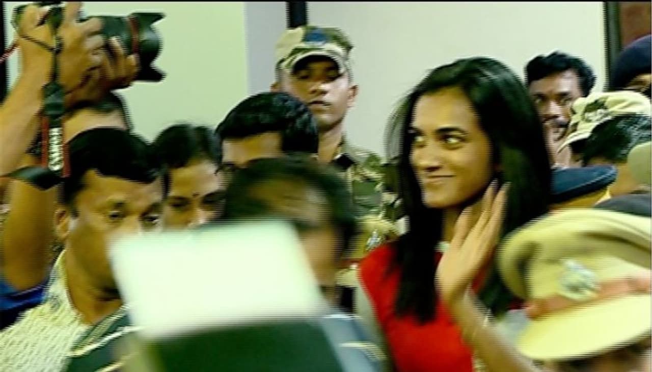 ബുധനാഴ്‌ച രാത്രി തിരുവനന്തപുരത്തെത്തിയ സിന്ധുവിനെ വിമാനത്താവളത്തില്‍ കേരള ഒളിംപിക് അസോസിയേഷന്‍ ഭാരവാഹികളും ആരാധകരും ചേര്‍ന്ന് സ്വീകരിച്ചു