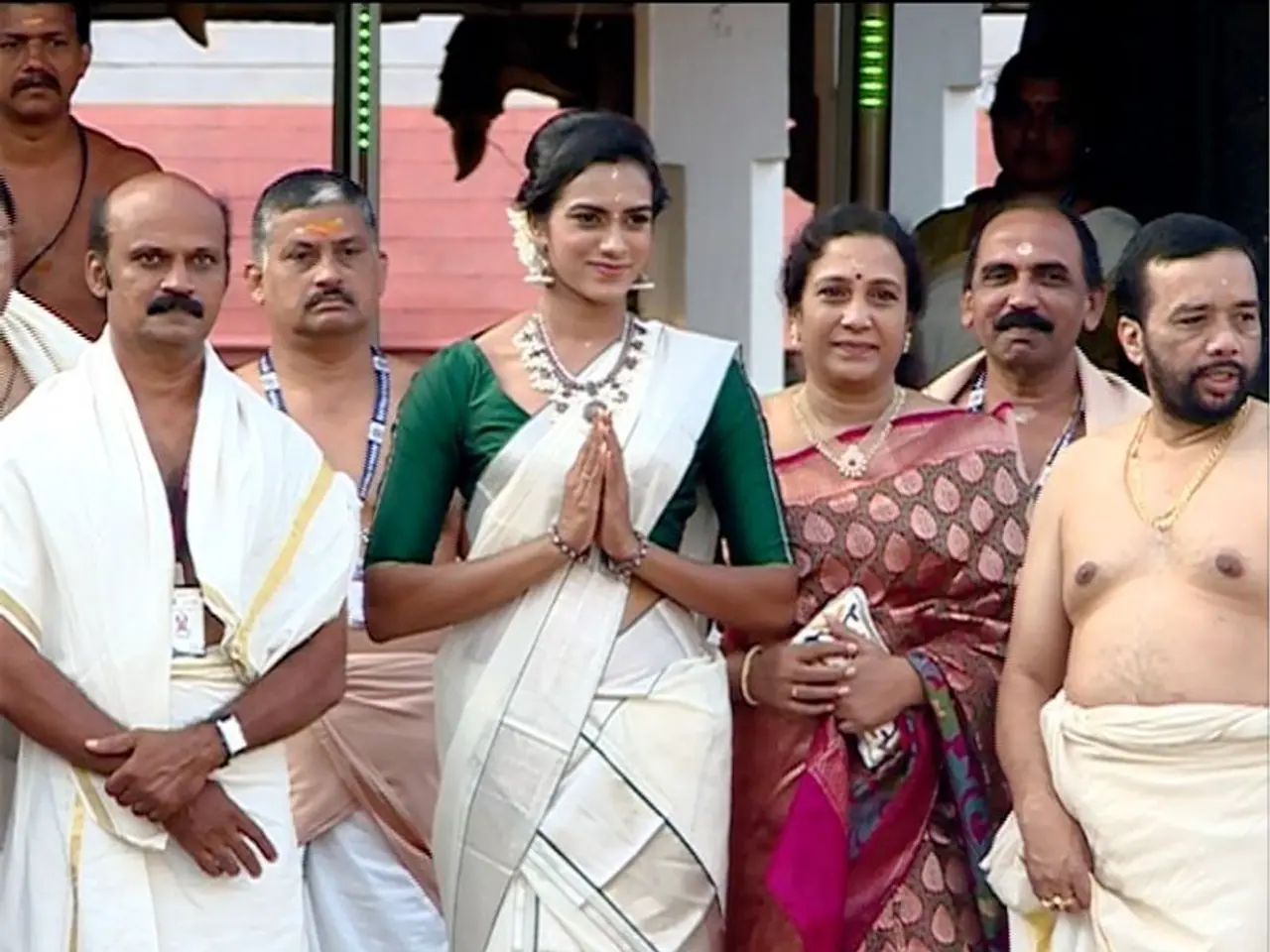 World badminton champion PV Sindhu looked stunning in 'set mundu', a traditional attire in Kerala, while visiting temple World badminton champion PV Sindhu looked stunning in 'set mundu', a traditional attire in Kerala, while visiting temple