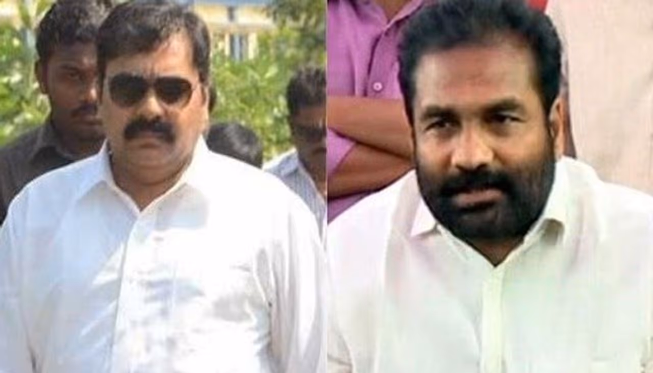 నెల్లూరు జిల్లాపై పట్టుకోసం కాకాణి, కోటంరెడ్డిల మధ్య ఆధిపత్య పోరు నడుస్తోందని.. జిల్లా వైసీపీ అధ్యక్షుడిగా ఉన్న గోవర్థన్ రెడ్డి తన హవాను నడిపించాలని చూస్తున్నారని బయట ప్రచారం జరుగుతోంది. ఈ క్రమంలోనే ఎంపీడీవో సరళ మీద దాడి ఎపిసోడ్ ఒక్కసారిగా తెరపైకి వచ్చి కోటంరెడ్డిని పోలీసులు అరెస్ట్ చేసే వరకు వెళ్లింది. నెల్లూరు జిల్లాపై పట్టుకోసం కాకాణి, కోటంరెడ్డిల మధ్య ఆధిపత్య పోరు నడుస్తోందని.. జిల్లా వైసీపీ అధ్యక్షుడిగా ఉన్న గోవర్థన్ రెడ్డి తన హవాను నడిపించాలని చూస్తున్నారని బయట ప్రచారం జరుగుతోంది. ఈ క్రమంలోనే ఎంపీడీవో సరళ మీద దాడి ఎపిసోడ్ ఒక్కసారిగా తెరపైకి వచ్చి కోటంరెడ్డిని పోలీసులు అరెస్ట్ చేసే వరకు వెళ్లింది.