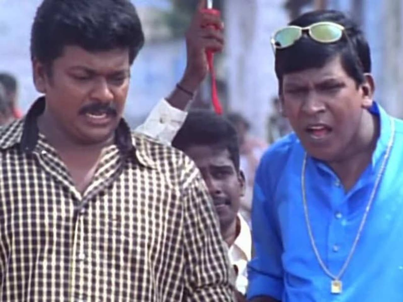 துபாய் உடையில் ஜிகு ஜிகுன்னு மின்னிய வடிவேலு துபாய் உடையில் ஜிகு ஜிகுன்னு மின்னிய வடிவேலு