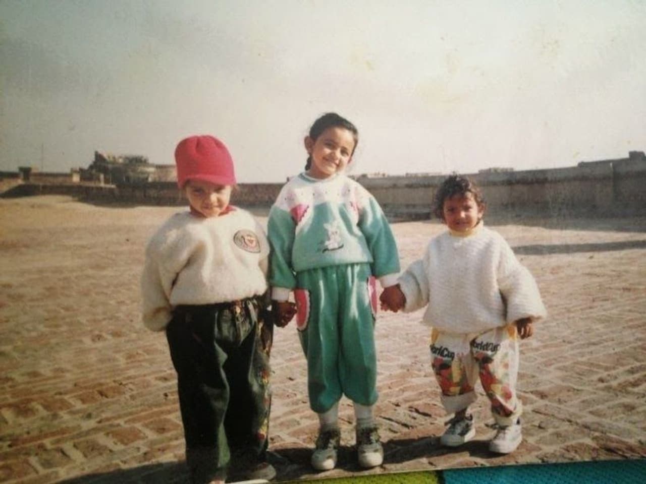 கடல் மணலில் நின்றபடி கியூட் போஸ் கடல் மணலில் நின்றபடி கியூட் போஸ்