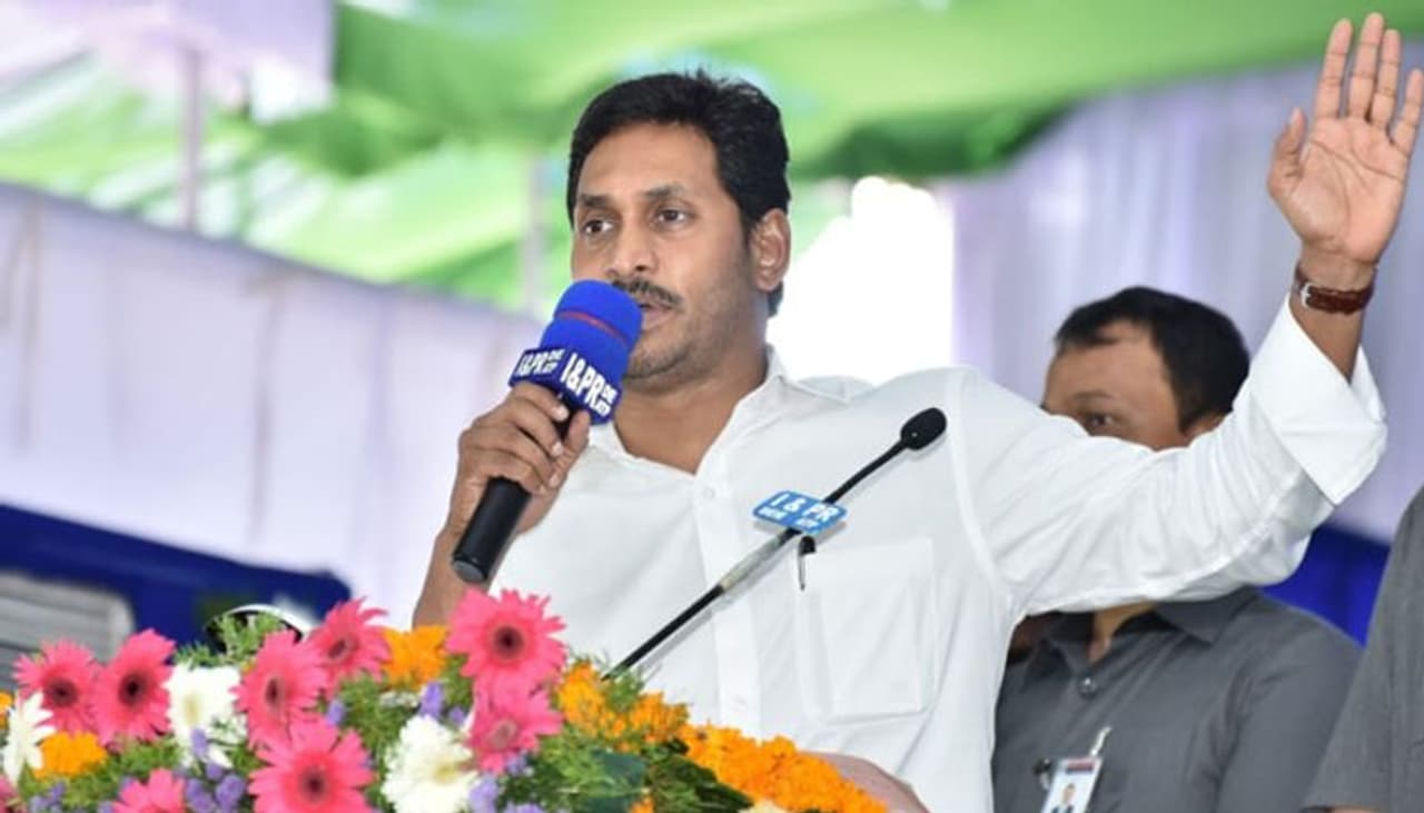 ఓ పాలనాపరమైన చికాకులు వెంటాడుతుంటే ఇవి చాలవన్నట్లు ముఖ్యమంత్రి వైఎస్ జగన్మోహన్ రెడ్డికి పార్టీపరమైన చిరాకులు ఎక్కువయ్యాయి. కొద్దిరోజుల క్రితం పార్టీ సీనియర్ నేతలు కోటంరెడ్డి శ్రీధర్ రెడ్డి, కాకాణి గోవర్థన్ రెడ్డిల ఎపిసోడ్ను అతి కష్టం మీద సర్దుబాటు చేశారు సీఎం. ఓ పాలనాపరమైన చికాకులు వెంటాడుతుంటే ఇవి చాలవన్నట్లు ముఖ్యమంత్రి వైఎస్ జగన్మోహన్ రెడ్డికి పార్టీపరమైన చిరాకులు ఎక్కువయ్యాయి. కొద్దిరోజుల క్రితం పార్టీ సీనియర్ నేతలు కోటంరెడ్డి శ్రీధర్ రెడ్డి, కాకాణి గోవర్థన్ రెడ్డిల ఎపిసోడ్ను అతి కష్టం మీద సర్దుబాటు చేశారు సీఎం.