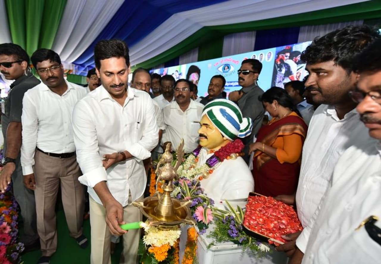 వైఎస్ఆర్ విగ్రహం వద్ద జ్యోతి ప్రజ్వలన చేస్తున్న సీఎం జగన్ వైఎస్ఆర్ విగ్రహం వద్ద జ్యోతి ప్రజ్వలన చేస్తున్న సీఎం జగన్