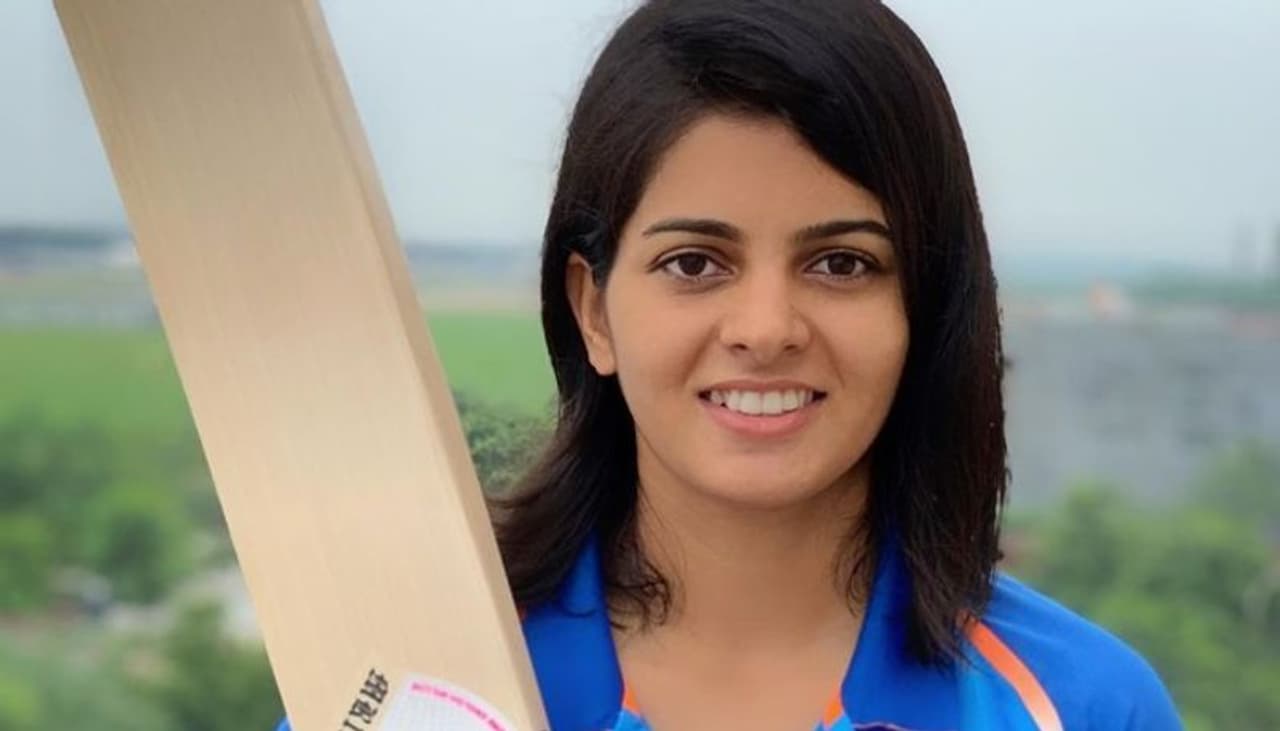 <p>ఇంగ్లాండ్ టూర్‌కి ఎంపికైన సంతోషంలో ప్రియా పూనియా ఉన్న సమయంలోనే మే 18న కరోనాతో పోరాడుతూ ప్రాణాలు విడిచింది ఆమె తల్లి సరోజ్ పూనియా. తల్లి ఆకస్మిక మరణం నుంచి కోలుకోలేకపోయిన ఆమె, క్రికెట్‌ ఆడేందుకు ఏ మాత్రం ఇష్టపడలేదట.&nbsp;</p>