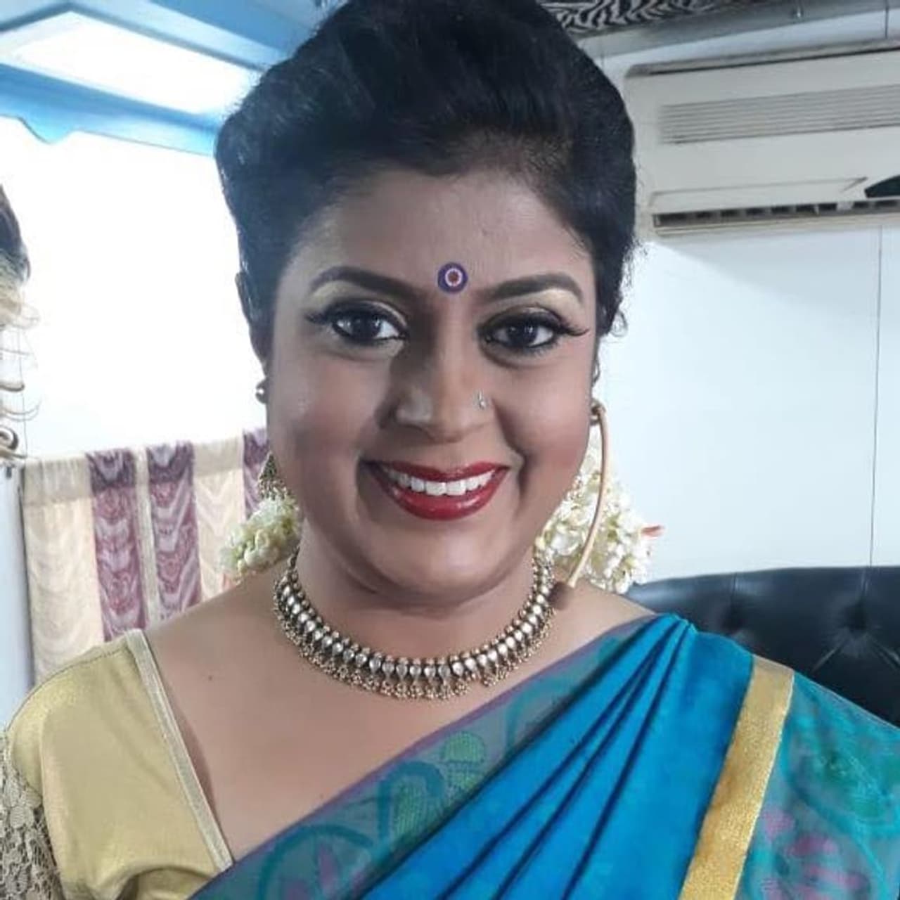 ರೆಡಿಯೋ ಜಾಕಿಯಾಗಿ ವೃತ್ತಿ ಆರಂಭಿಸಿದರು ಅಪರ್ಣಾ.