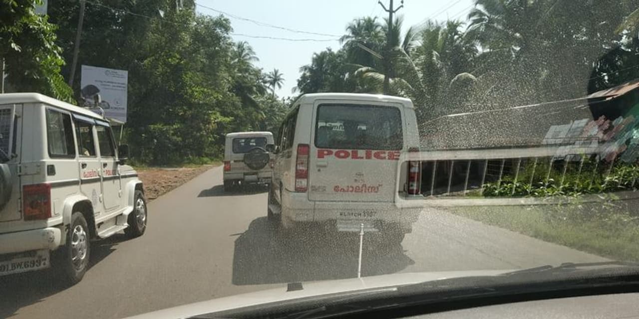 സ്ഥിതിഗതികള് നിയന്ത്രണവിധേയമാണ് എന്നുറപ്പാക്കിയ ശേഷമാണ് പൊലീസ് പ്രതികളെ വീടിനകത്തേക്ക് കൊണ്ടുപോയത്. വീടിനകത്ത് പോയ ജോളിയില് നിന്നും പൊലീസ് പലകാര്യങ്ങളും ചോദിച്ചറിഞ്ഞു. റോയിയുടെ മരണസംബന്ധിച്ച കാര്യങ്ങളും മറ്റ് മരണങ്ങളെക്കുറിച്ചും ചോദ്യങ്ങളുണ്ടായി എന്നാണ് സൂചന. സ്ഥിതിഗതികള് നിയന്ത്രണവിധേയമാണ് എന്നുറപ്പാക്കിയ ശേഷമാണ് പൊലീസ് പ്രതികളെ വീടിനകത്തേക്ക് കൊണ്ടുപോയത്. വീടിനകത്ത് പോയ ജോളിയില് നിന്നും പൊലീസ് പലകാര്യങ്ങളും ചോദിച്ചറിഞ്ഞു. റോയിയുടെ മരണസംബന്ധിച്ച കാര്യങ്ങളും മറ്റ് മരണങ്ങളെക്കുറിച്ചും ചോദ്യങ്ങളുണ്ടായി എന്നാണ് സൂചന.