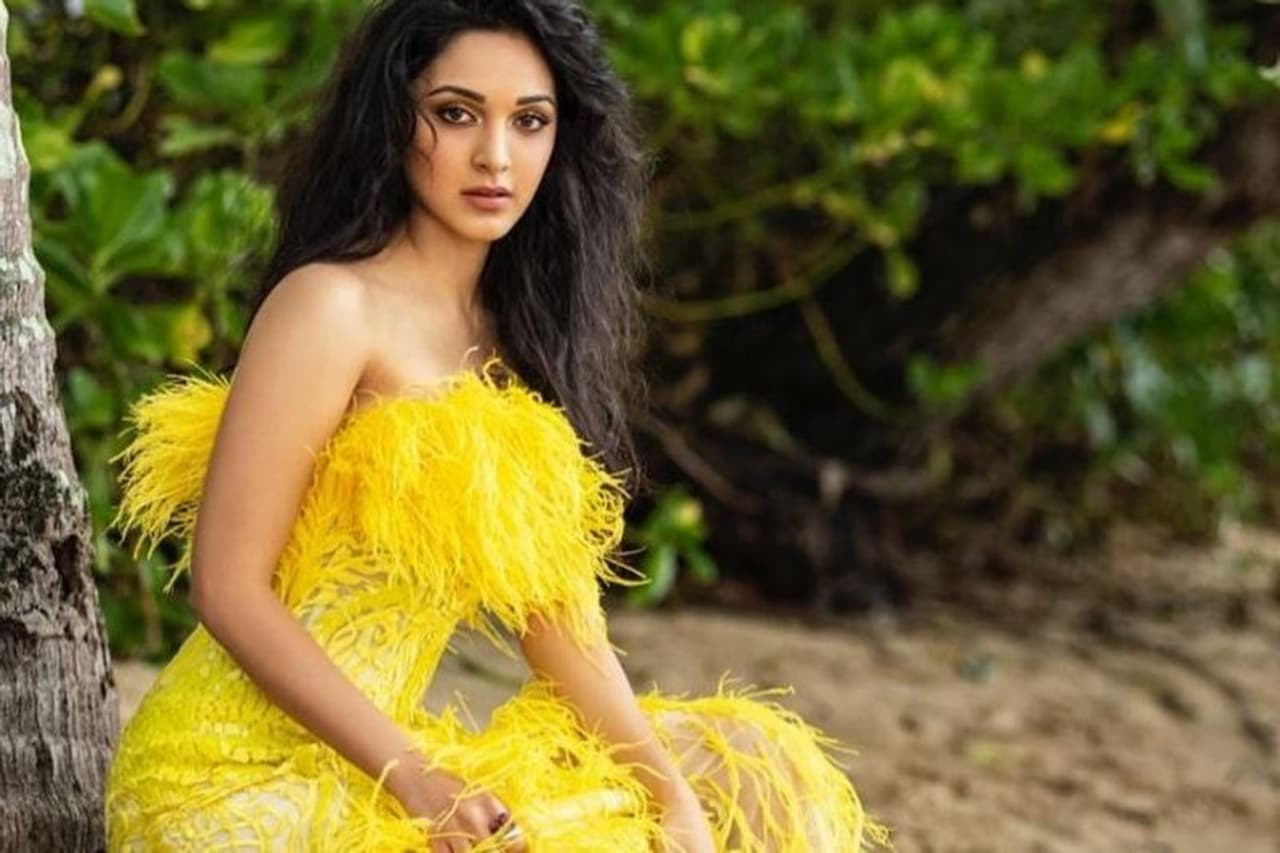 కియారా అద్వానీ: యంగ్ హీరోయిన్ కియారా అద్వానీ కూడా ఇటీవల ట్రోలింగ్ ఎదుర్కొంది. ఆమె ధరించిన ఎల్లో డ్రెస్ మ్యాగీ న్యూడిల్స్ ని తలపించే విధంగా ఉందని సెటైర్లు పడ్డాయి. కియారా అద్వానీ: యంగ్ హీరోయిన్ కియారా అద్వానీ కూడా ఇటీవల ట్రోలింగ్ ఎదుర్కొంది. ఆమె ధరించిన ఎల్లో డ్రెస్ మ్యాగీ న్యూడిల్స్ ని తలపించే విధంగా ఉందని సెటైర్లు పడ్డాయి.