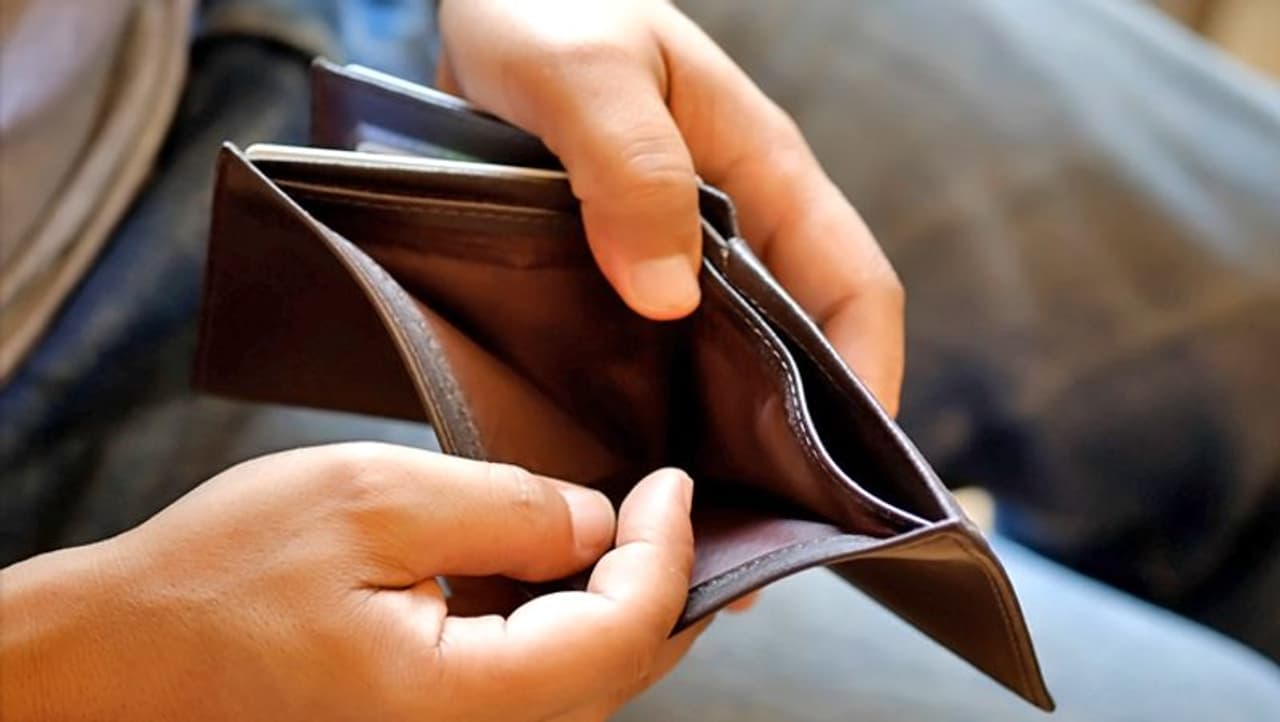 <p>ಮನೆಯ ನೈಋತ್ಯ ಭಾಗದಲ್ಲಿ ಟಾಯ್ಲೆಟ್ ಇರಕೂಡದು. ಆದಷ್ಟು ಅವನ್ನು ಮನೆಯಿಂದ ಪ್ರತ್ಯೇಕವಾಗಿರಿಸಿದರೆ ಒಳಿತು. ಇದು ಖಾಲಿ ಜೇಬಿಗೆ ಕಾರಣವಾಗುತ್ತದೆ.&nbsp;</p>